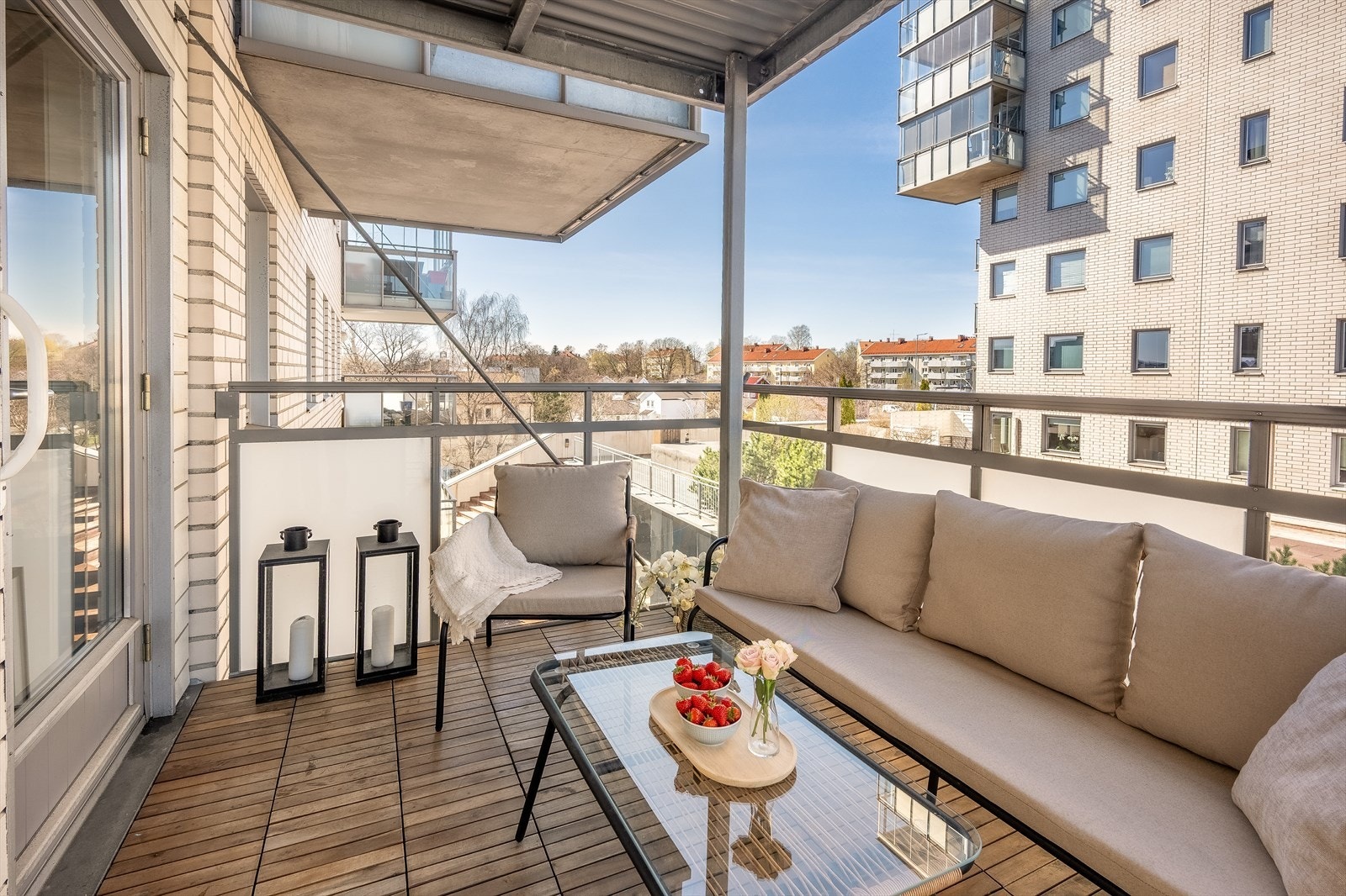 Balkongen er målt opp til ca 6 kvm. Her har du plass til utemøblement samt grill Galleribilde