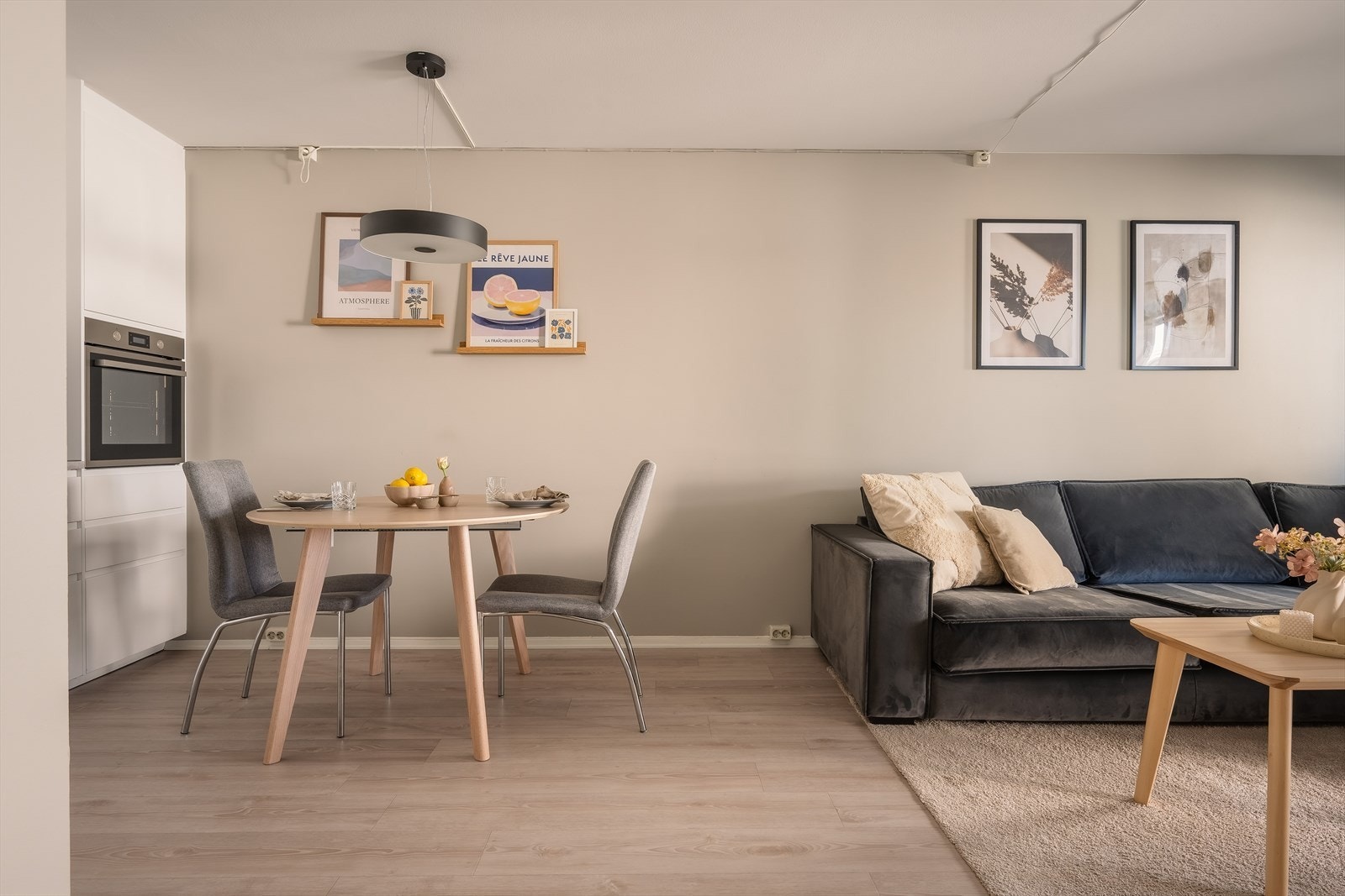Her har du plass til både sofagruppe samt spisebord Galleribilde