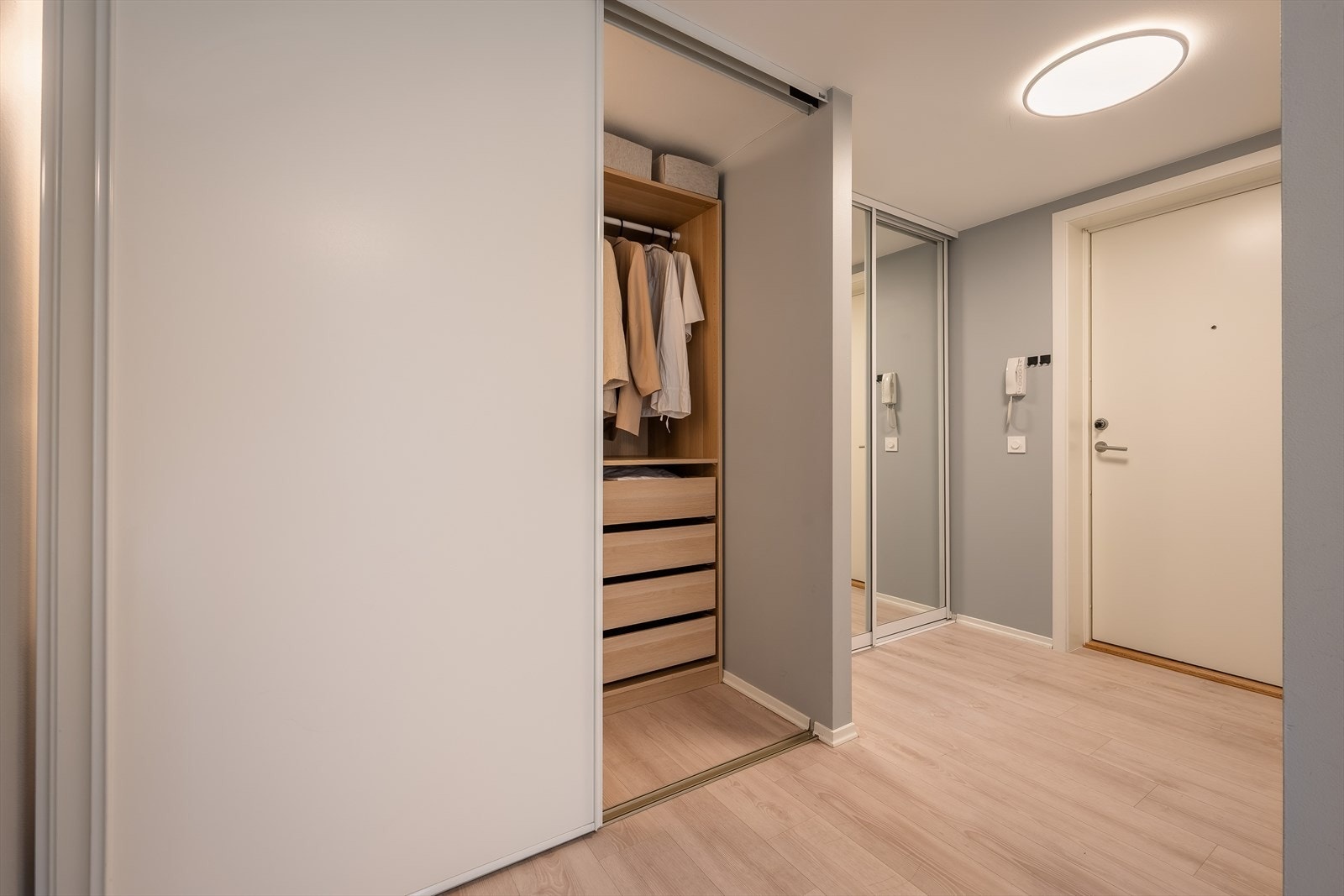 Velkommen inn! Godt med oppbevaringsplass i skyvedørsgarderoben Galleribilde