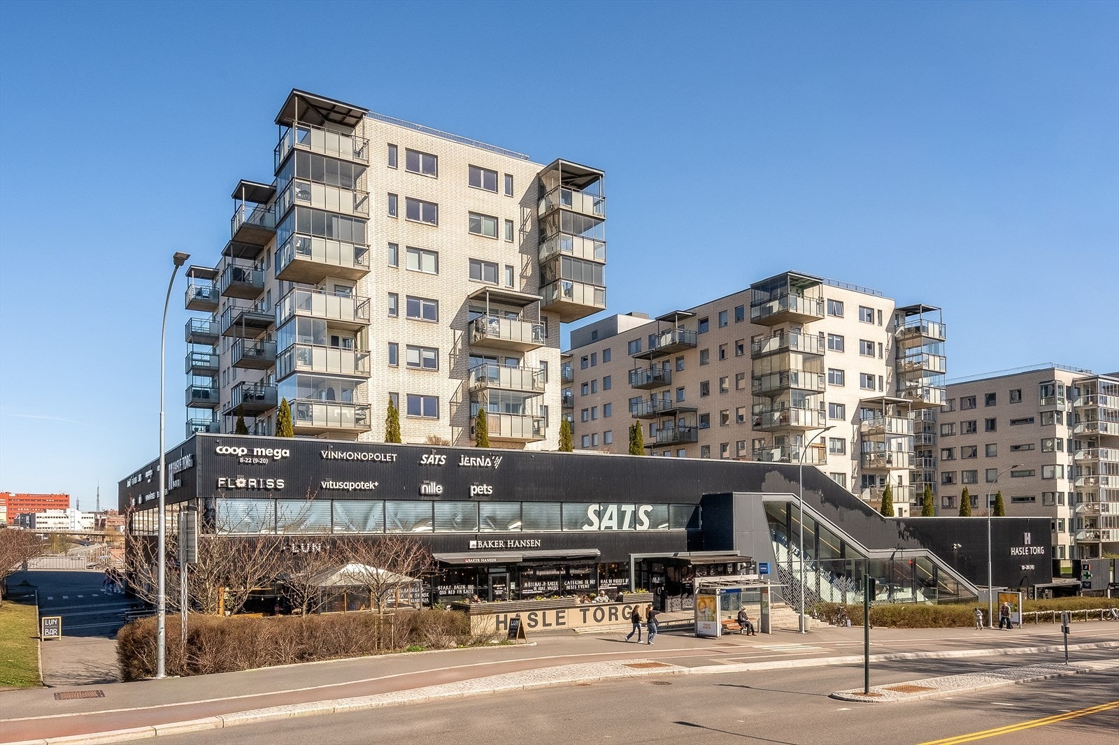 Her bor du rett ved Hasle Torg med et bredt utvalg butikker. Galleribilde