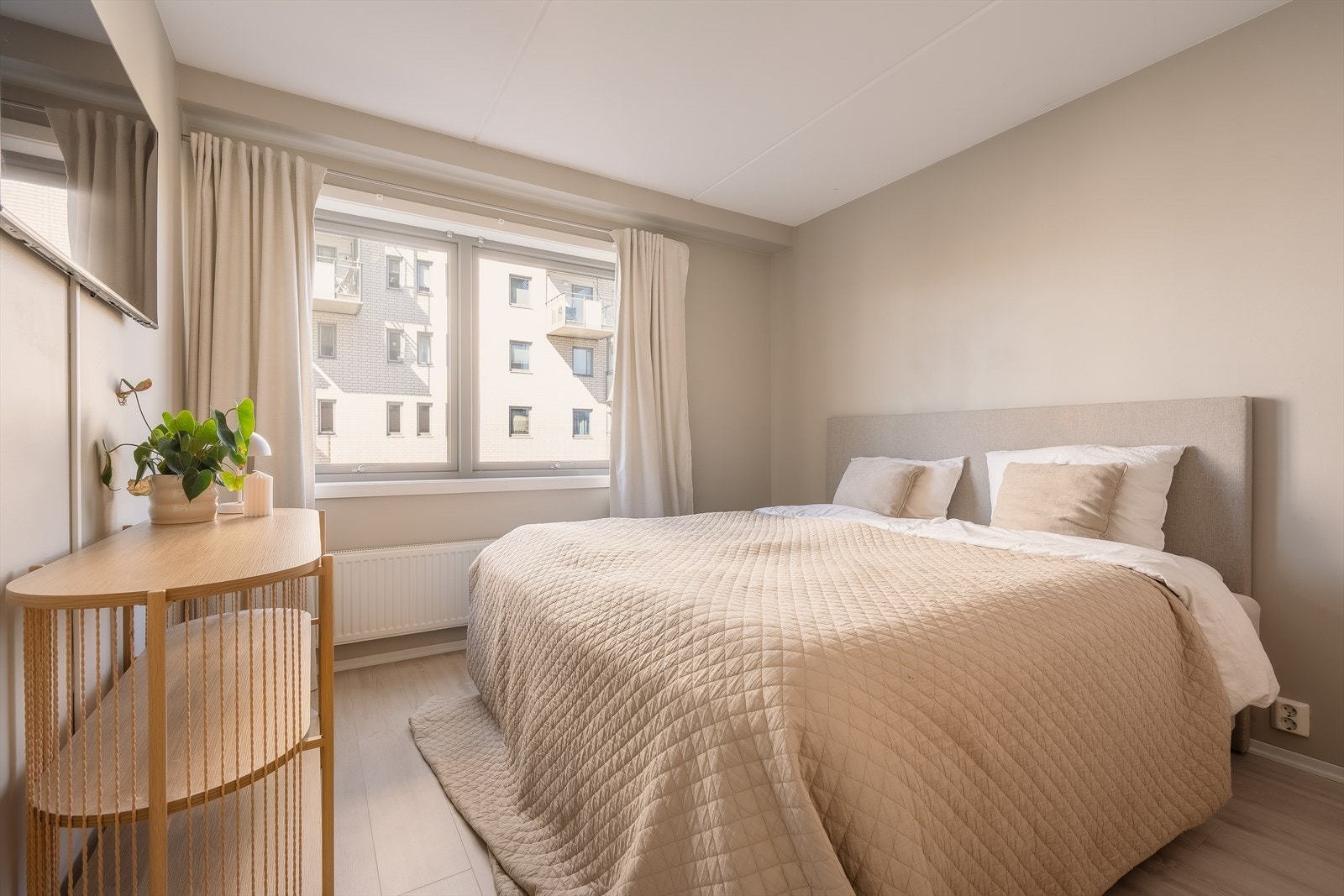 Lyst og delikat soverom med god plass til dobbeltseng Galleribilde