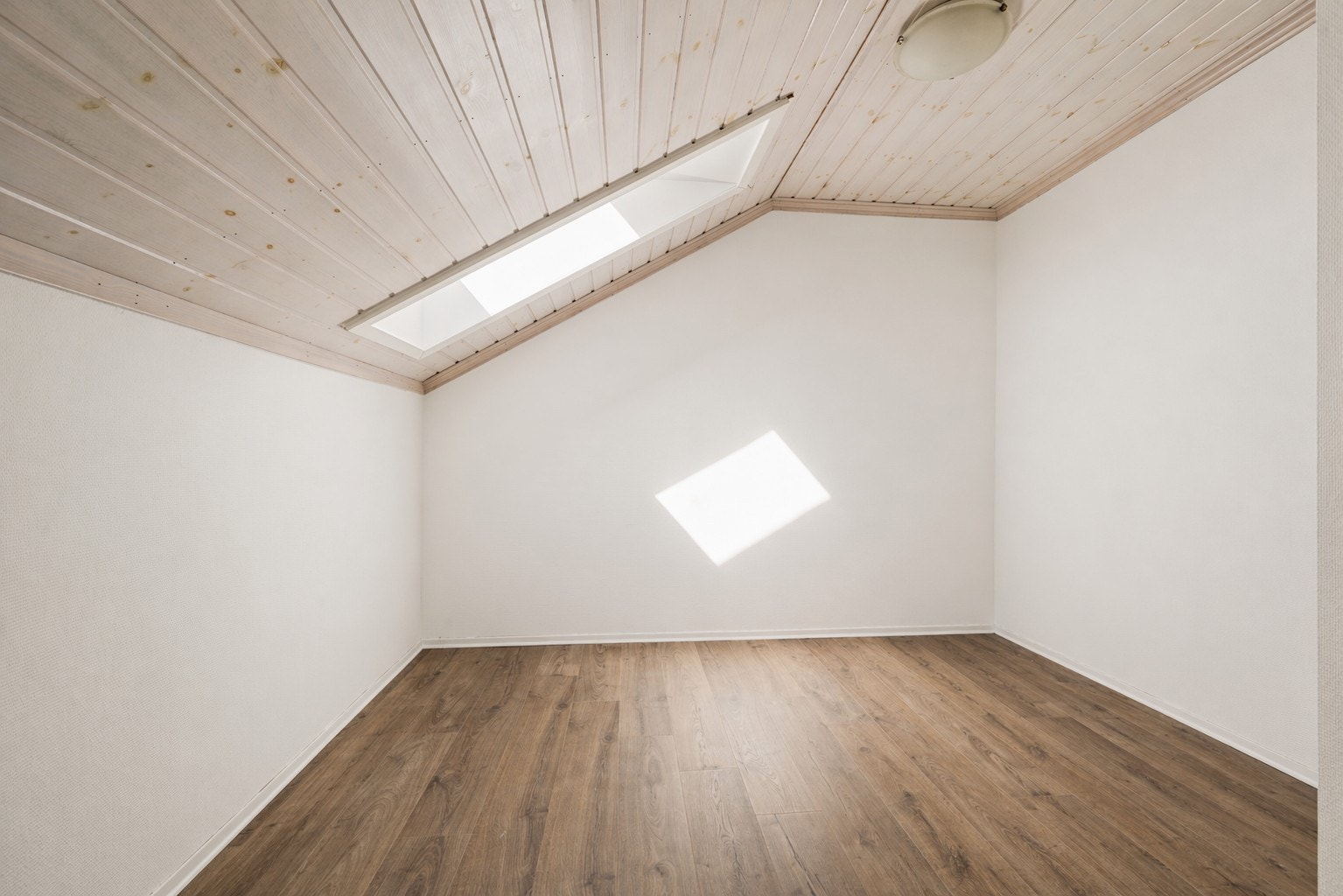 Rom nr. 3 i loftsetasjen byr på mange muligheter og passer perfekt som hjemmekontor, lekerom eller trimrom. Takvinduet slipper inn rikelig med naturlig lys og skaper en lys og inspirerende atmosfære gjennom hele dagen. Galleribilde