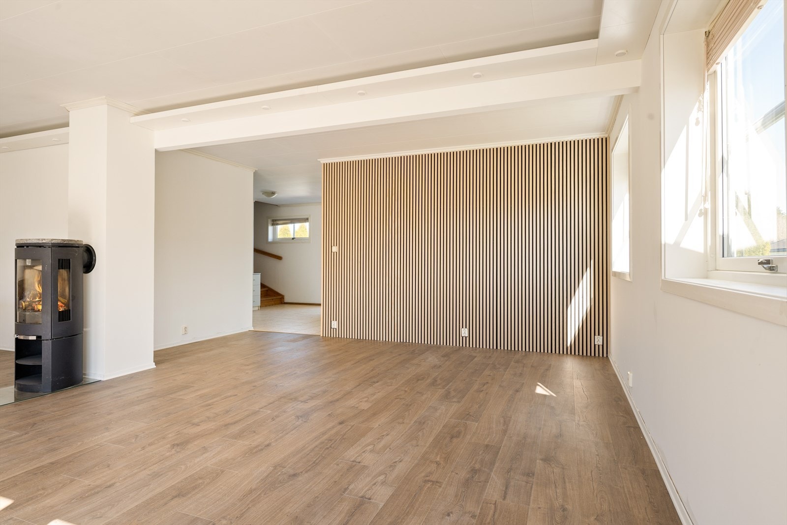 Stuen byr på flere møbleringsmuligheter og har rikelig med naturlig lysinnslipp. Galleribilde