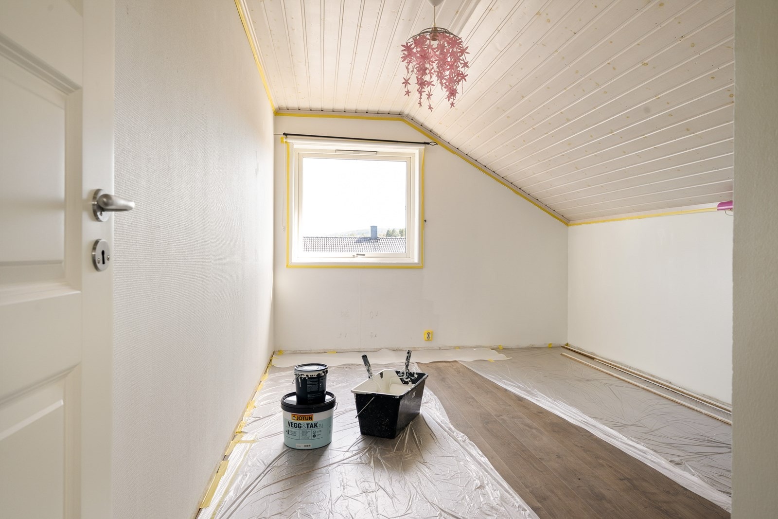 Soverom nr. 2 har samme sjarmerende skråtak og er nylig malt i en ren, hvit farge som gir rommet et lyst og friskt uttrykk. Galleribilde