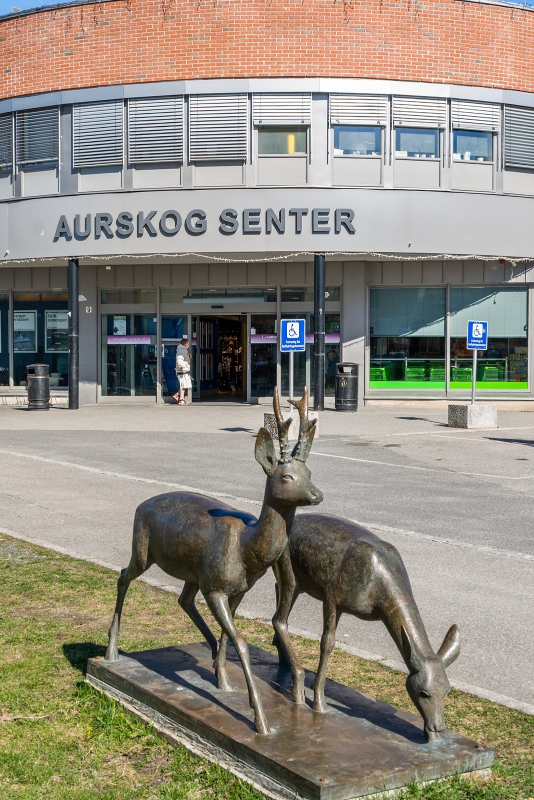 Boligen ligger sentrumsnært til Aurskog, med enkel tilgang til Aurskog handelssentrum som byr på et godt utvalg av butikker, dagligvare, servicetilbud og hyggelige møteplasser. Her får du en praktisk hverdag med alt innen rekkevidde. Galleribilde