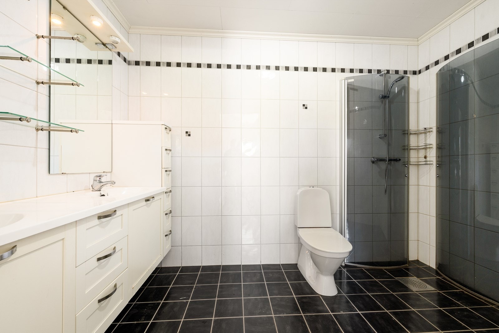 Dusjsonen er utstyrt med sotede, innfellbare dusjvegger i herdet glass, som gir et moderne preg og fleksibel bruk av rommet. Det er også opplegg for vaskemaskin og tørketrommel i vaskesøyle, som gir en praktisk og plassbesparende løsning i hverdagen. Galleribilde