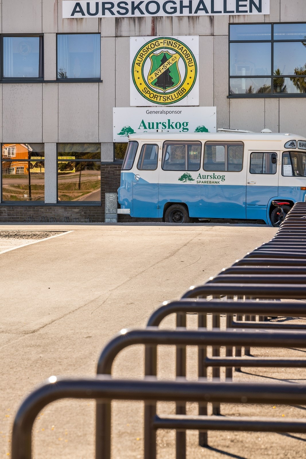 Aurskoghallen er et naturlig midtpunkt for idrett og aktivitet i området, med moderne fasiliteter og et bredt tilbud for både barn og voksne. Her legges det til rette for alt fra organiserte idretter til egenaktivitet, i et trygt og inkluderende miljø. Galleribilde