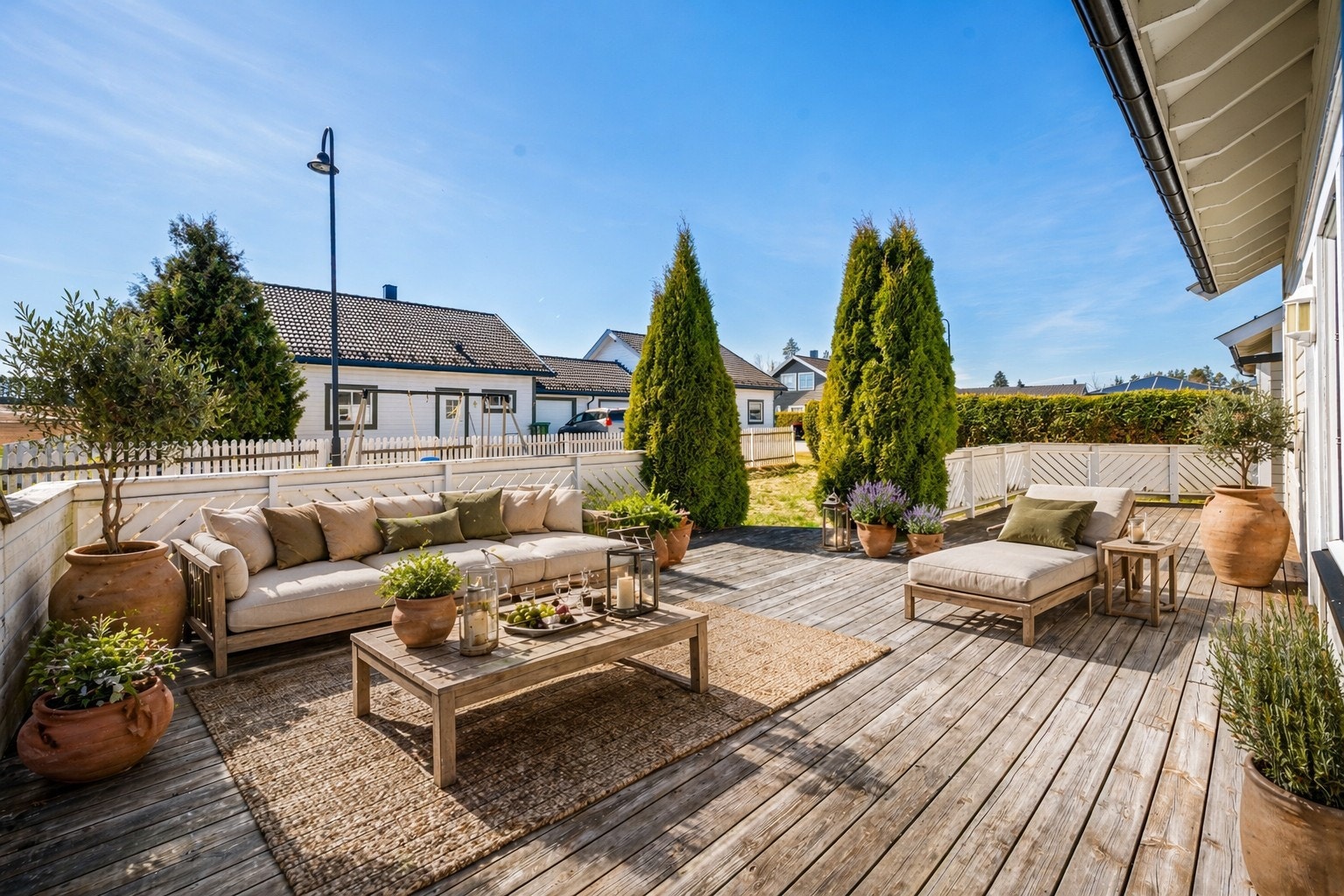 Fra stuen har du direkte utgang til en generøs terrasse som forlenger oppholdsrommet på en naturlig måte. Uteområdet byr på gode solforhold og rikelig med plass til både utemøbler og sosiale sammenkomster. (Bildet er digitalt møblert) Galleribilde