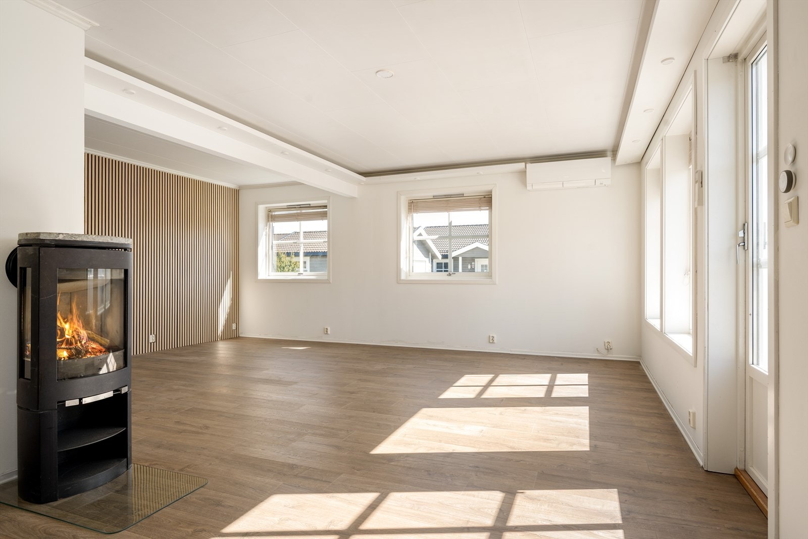For optimal komfort året rundt er stuen også utstyrt med varmepumpe, som gir jevn varme på kalde dager og behagelig sval temperatur når sommeren melder seg. Galleribilde
