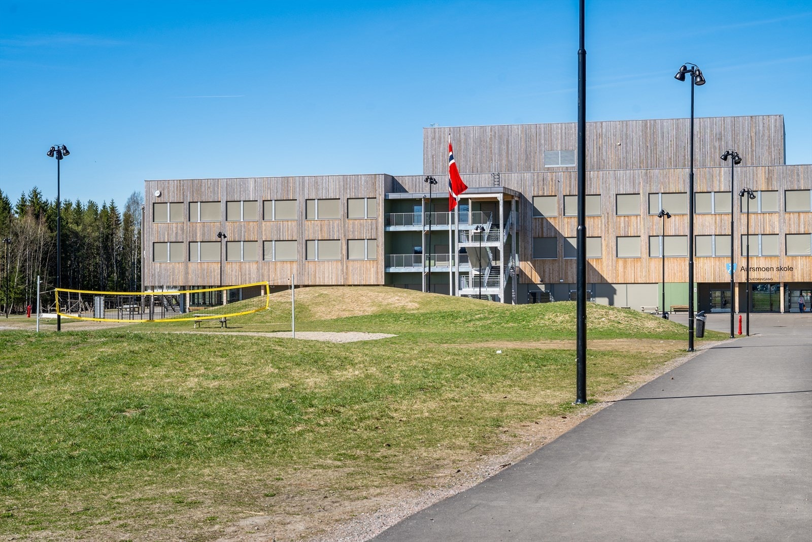 Aursmoen skole ligger idyllisk til med nærhet til naturen, og fremstår som en moderne og innbydende skole med gode fasiliteter for både lek og læring. Skoleområdet byr på åpne utearealer, lekeplasser og trygge omgivelser. Galleribilde