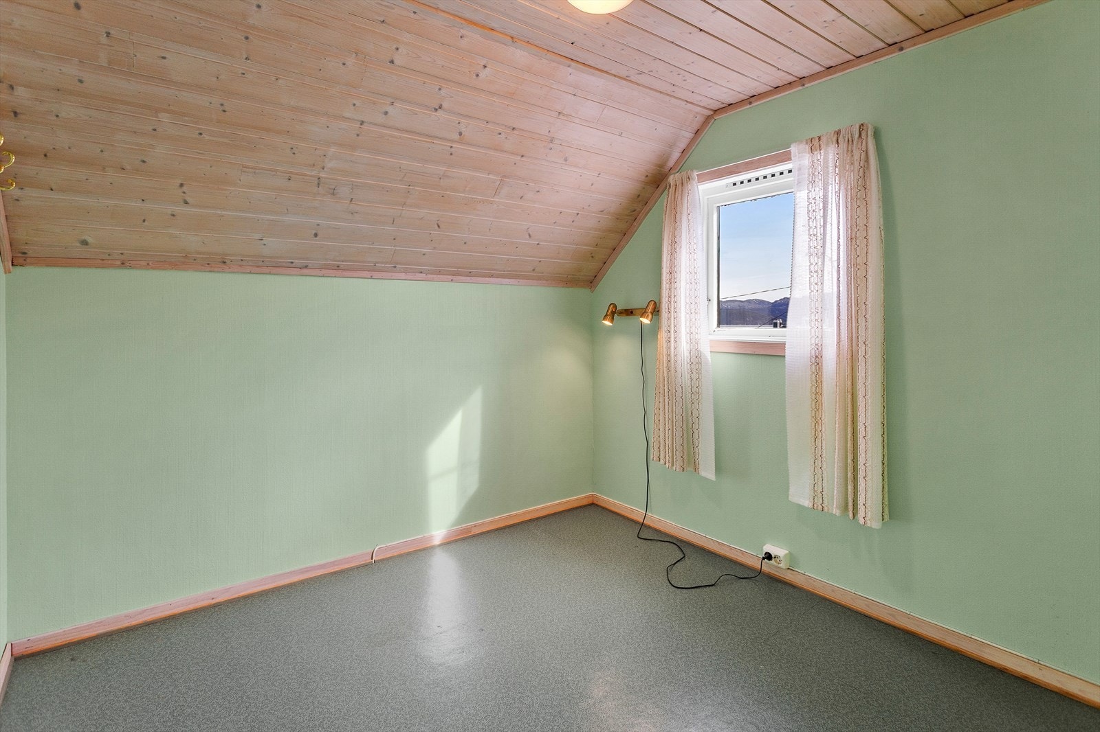 Soverom 1 av 3 i 2. etg Galleribilde
