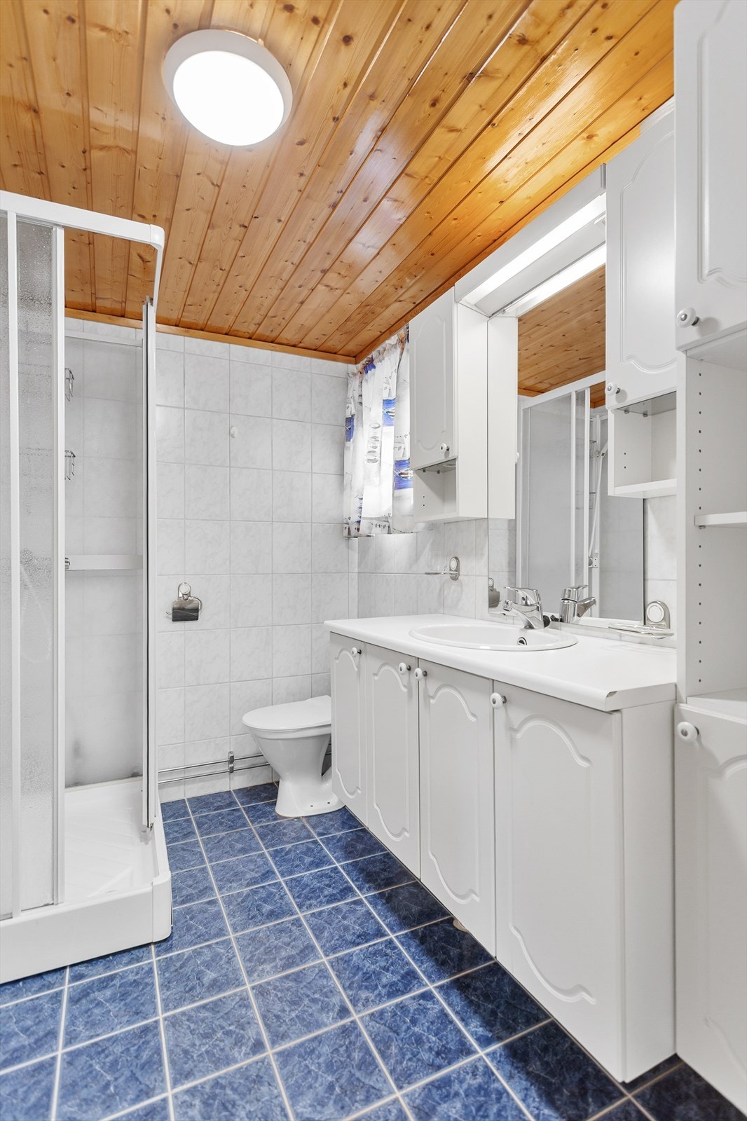 Badet med fliser og romslig innredning Galleribilde