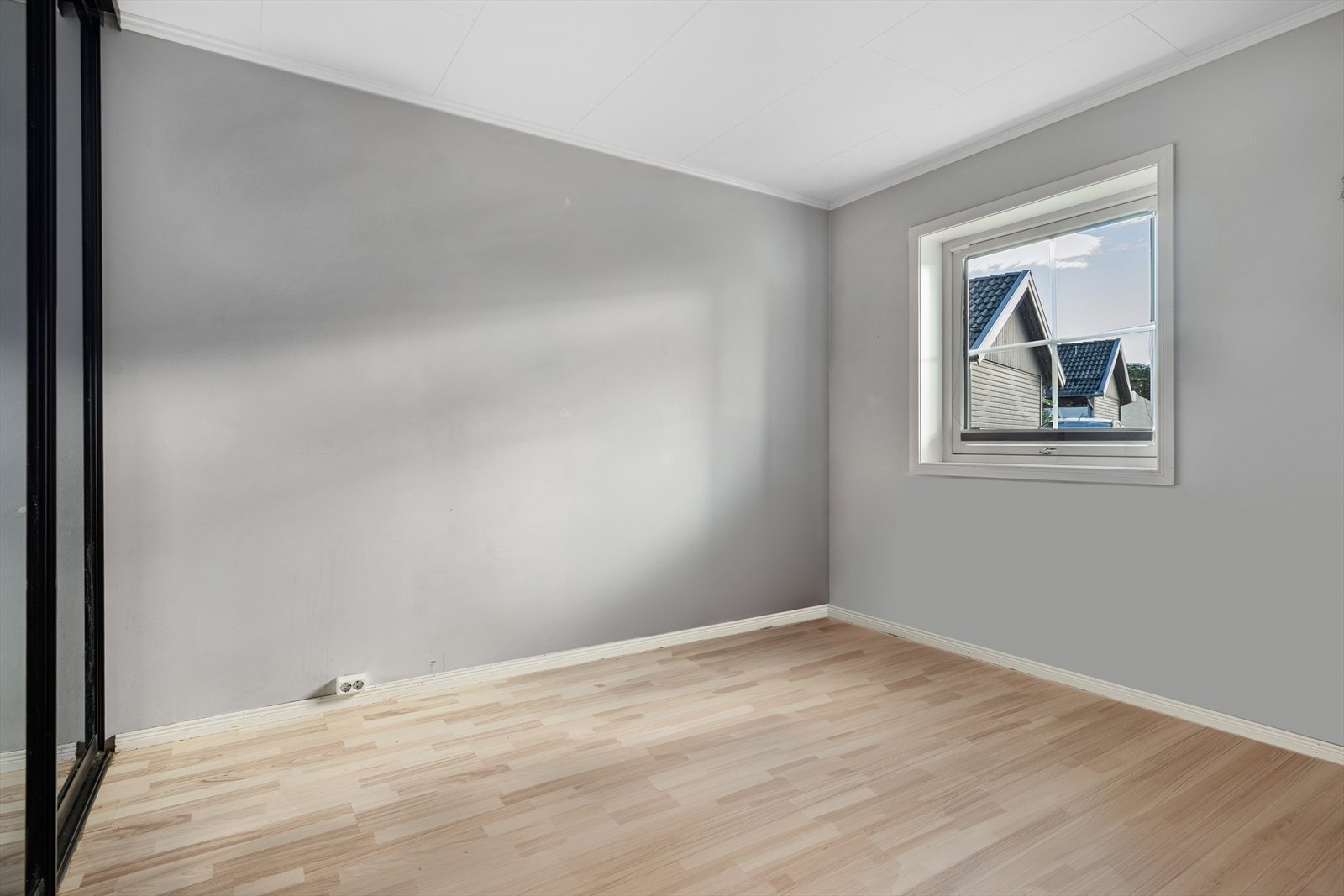 Hovedsoverom med skyvedørsgarderobe med moderne sorte detaljer som tilfører et stilrent og tidsriktig uttrykk. Galleribilde