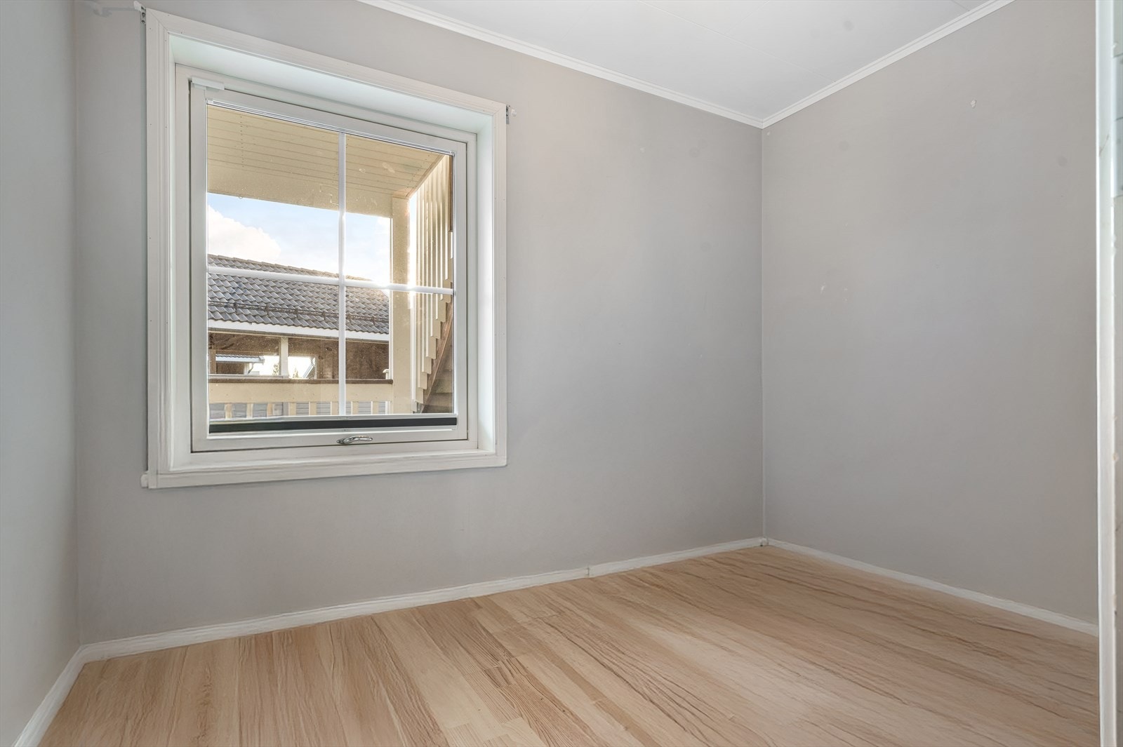 Soverom nr. 2 er et fleksibelt og innbydende rom som enkelt kan tilpasses ulike behov. Det er montert skyvedørsgarderobe på begge soverom. Galleribilde