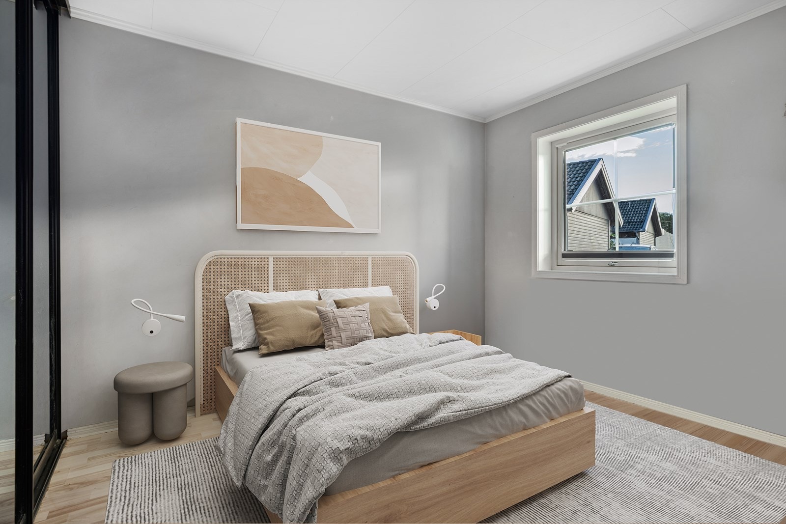 Romslig og innbydende hovedsoverom med god plass til dobbeltseng og tilhørende møblement. Praktisk skyvedørsgarderobe med speilfronter gir rikelig med oppbevaring, samtidig som det reflekterer lyset og skaper en luftig romfølelse. (Digitalt møblert bilde) Galleribilde