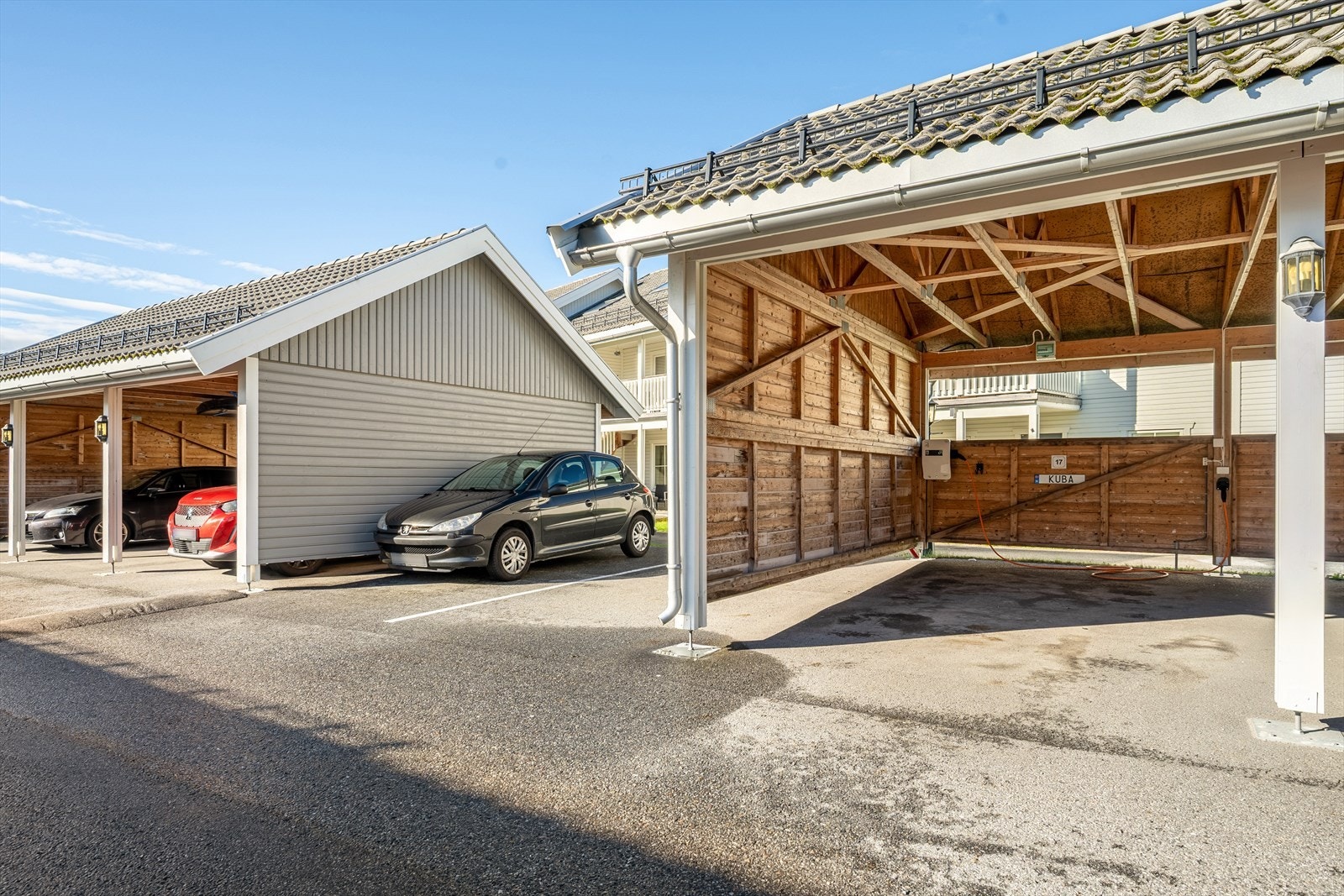 Parkering gjøres på fast plass i carport. Det er montert elbil-lader som er koblet til sameiets leverandør. Beboer betaler selv for forbruk og abonnement.
Øvrig parkering etter områdets bestemmelser. Galleribilde