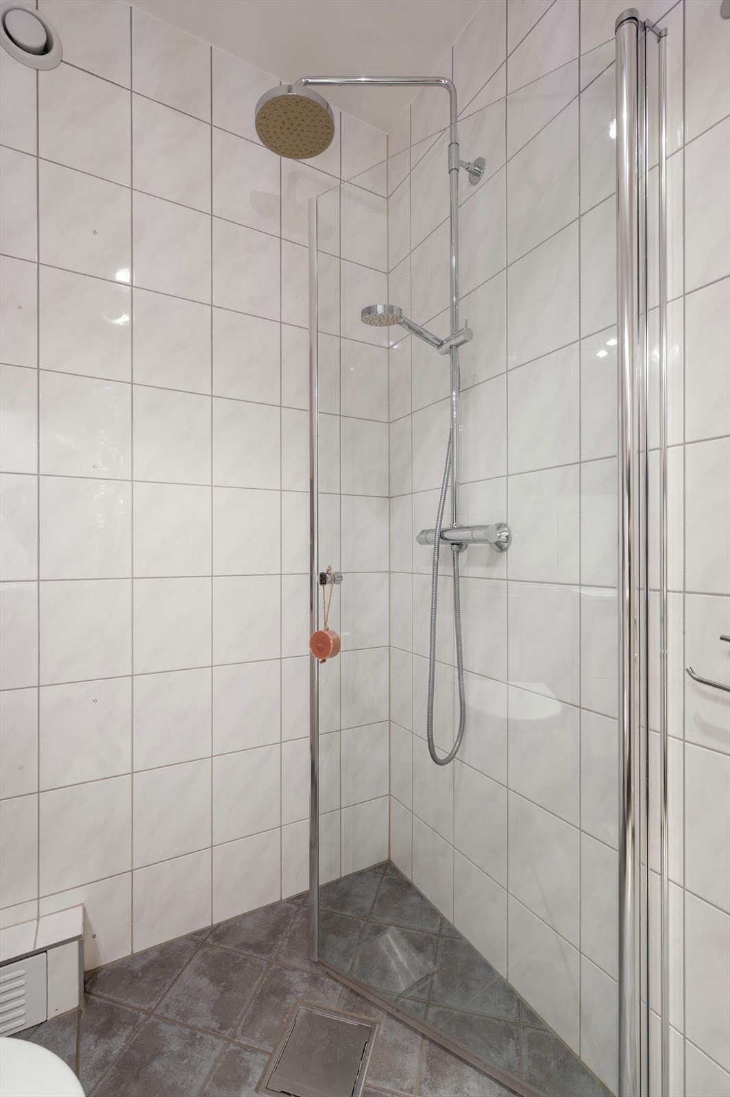 Videre har badet vegghengt toalett og innfellbare dusjdører. Galleribilde