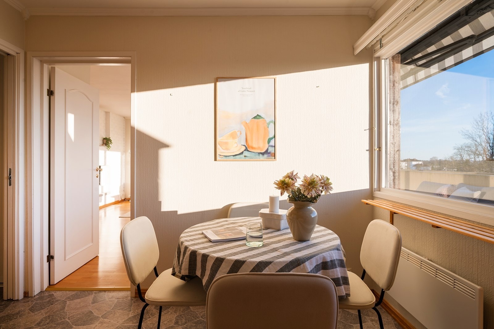 Det er også plass for spisebord i nærheten av kjøkkeninnredningen, og gjør kjøkkenet til et naturlig samlingspunkt i hjemmet. Galleribilde