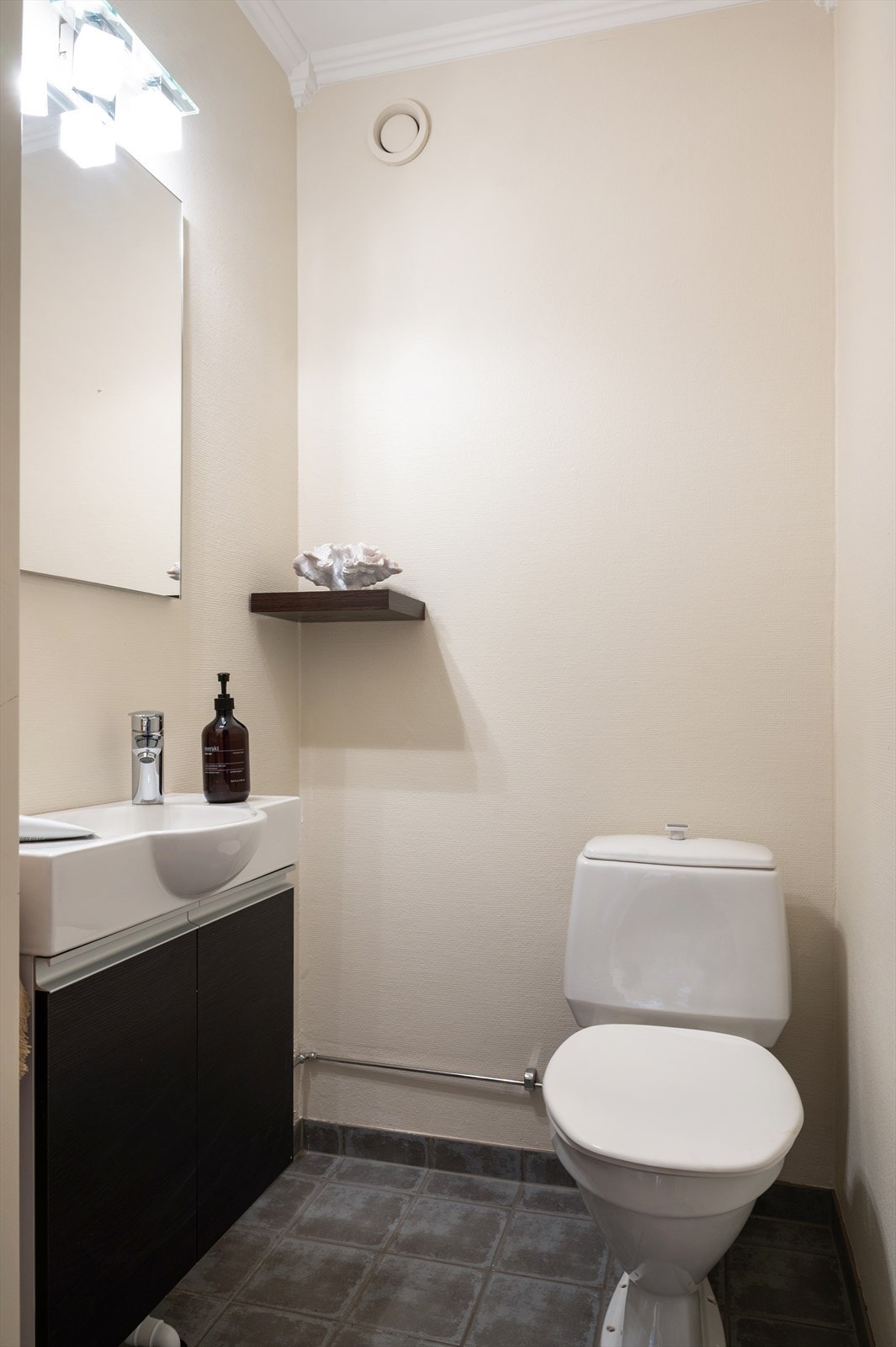 Det er også et separat Wc-rom med servant i tilknyttning til entre. Galleribilde