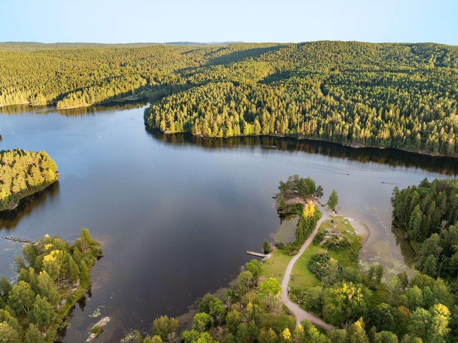 Nøkklevann og Østmarka ligger i nærheten og byr på flotte muligheter for rekreasjon og naturopplevelser. Galleribilde