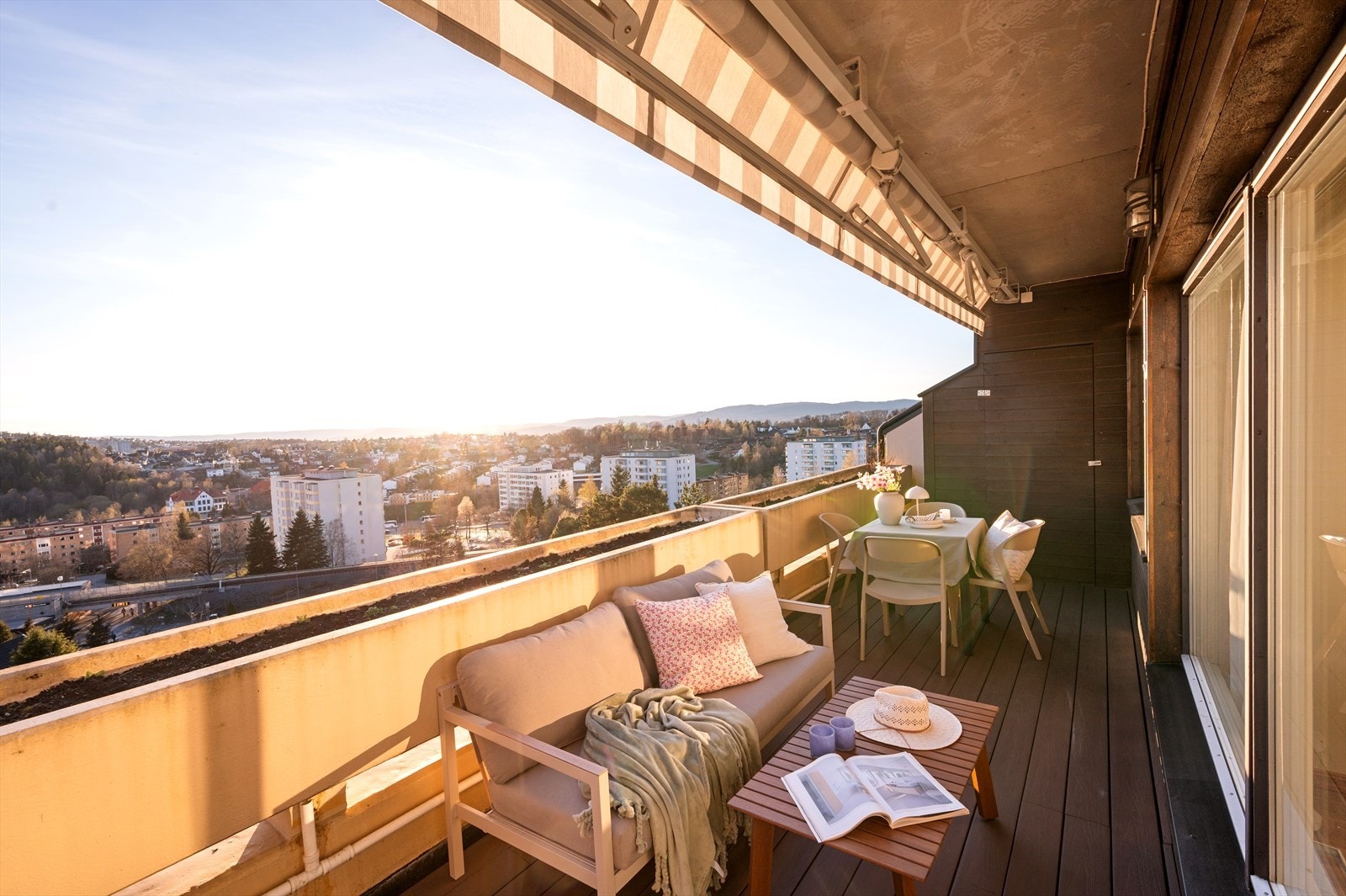 Det er også en utvendig bod på balkongen på ca. 2 m². Pent og vedlikeholdsfritt terrassebord av kompositt lagt på balkongen. Galleribilde