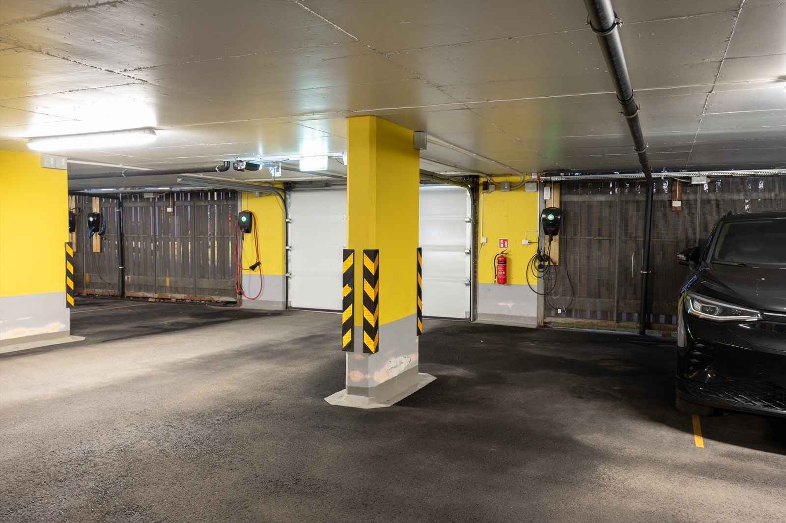 Det medfølger også garasjeplass med elbillader, som ligger rett ved boligen. Sameiet har også Gjesteparkering. Gateparkering etter gjeldende regler. Galleribilde