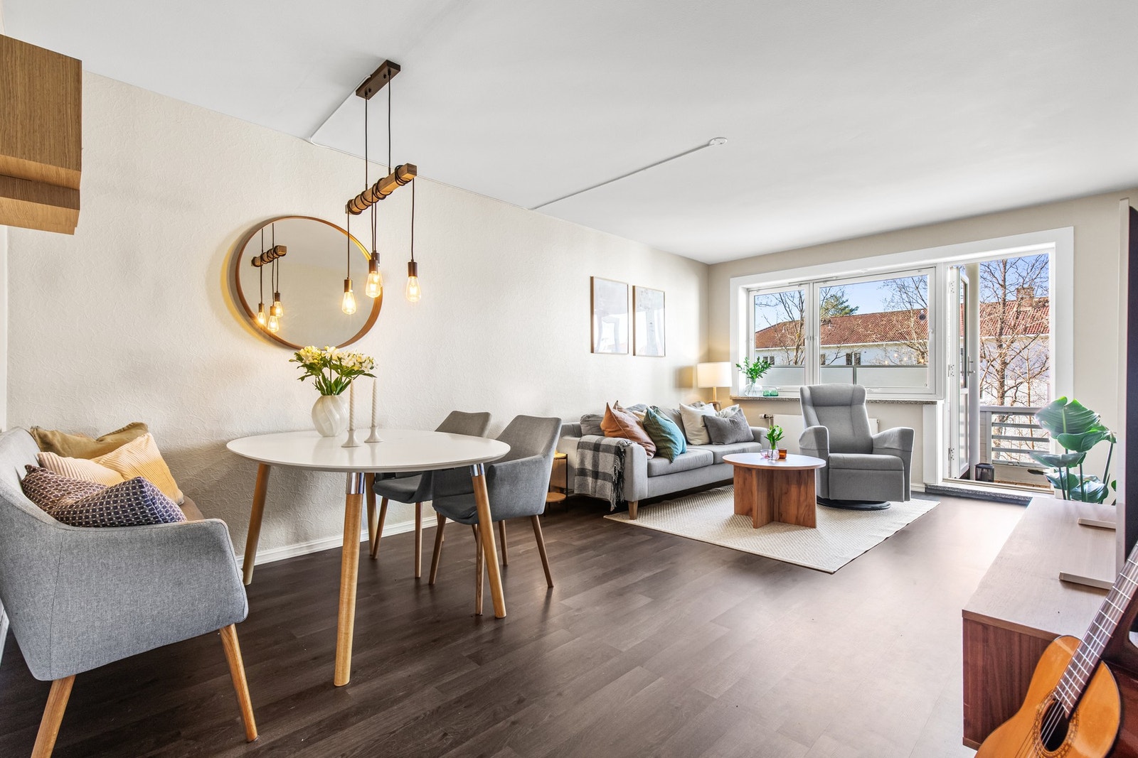 store vinduer som slipper inn mye naturlig lys. Galleribilde
