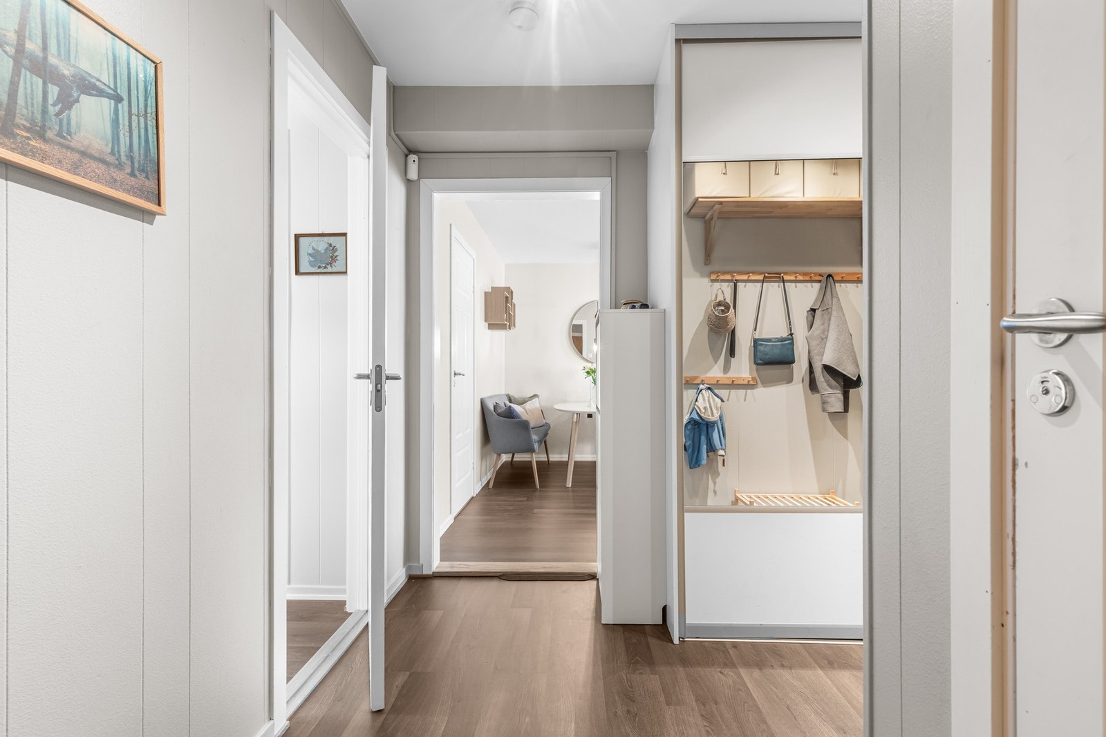 Fra gangen er det inngang til soverom og stue Galleribilde