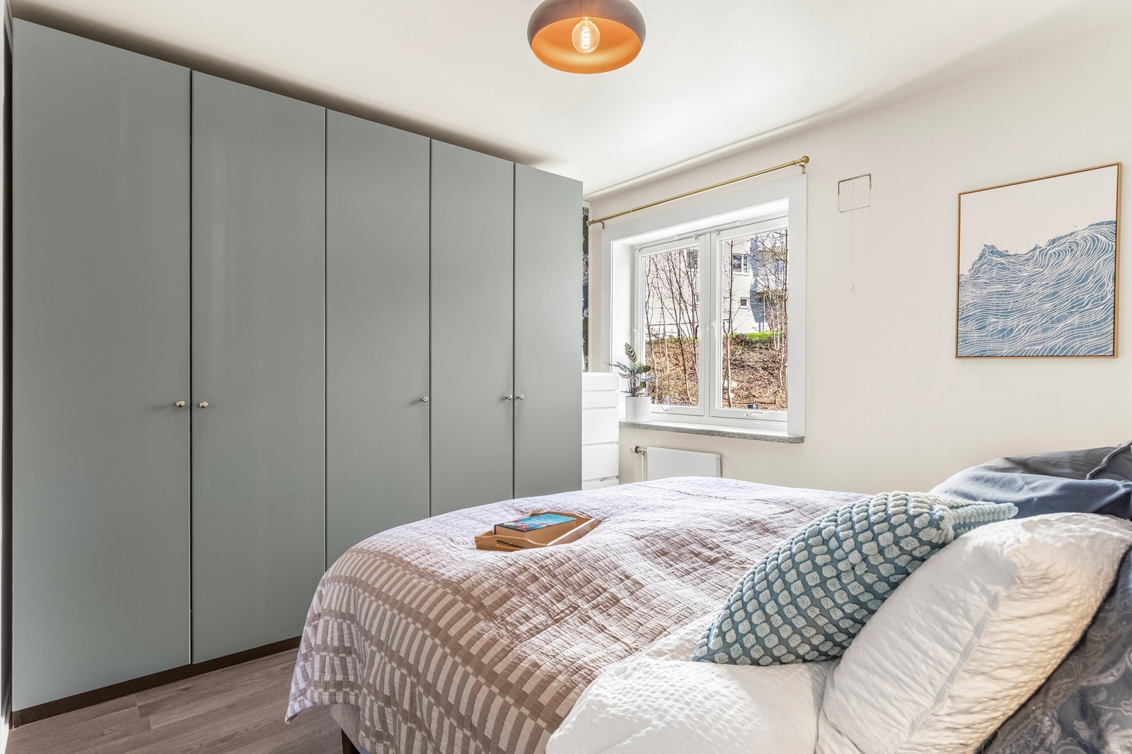 Rommet har stort vindu og garderobeskap. Galleribilde