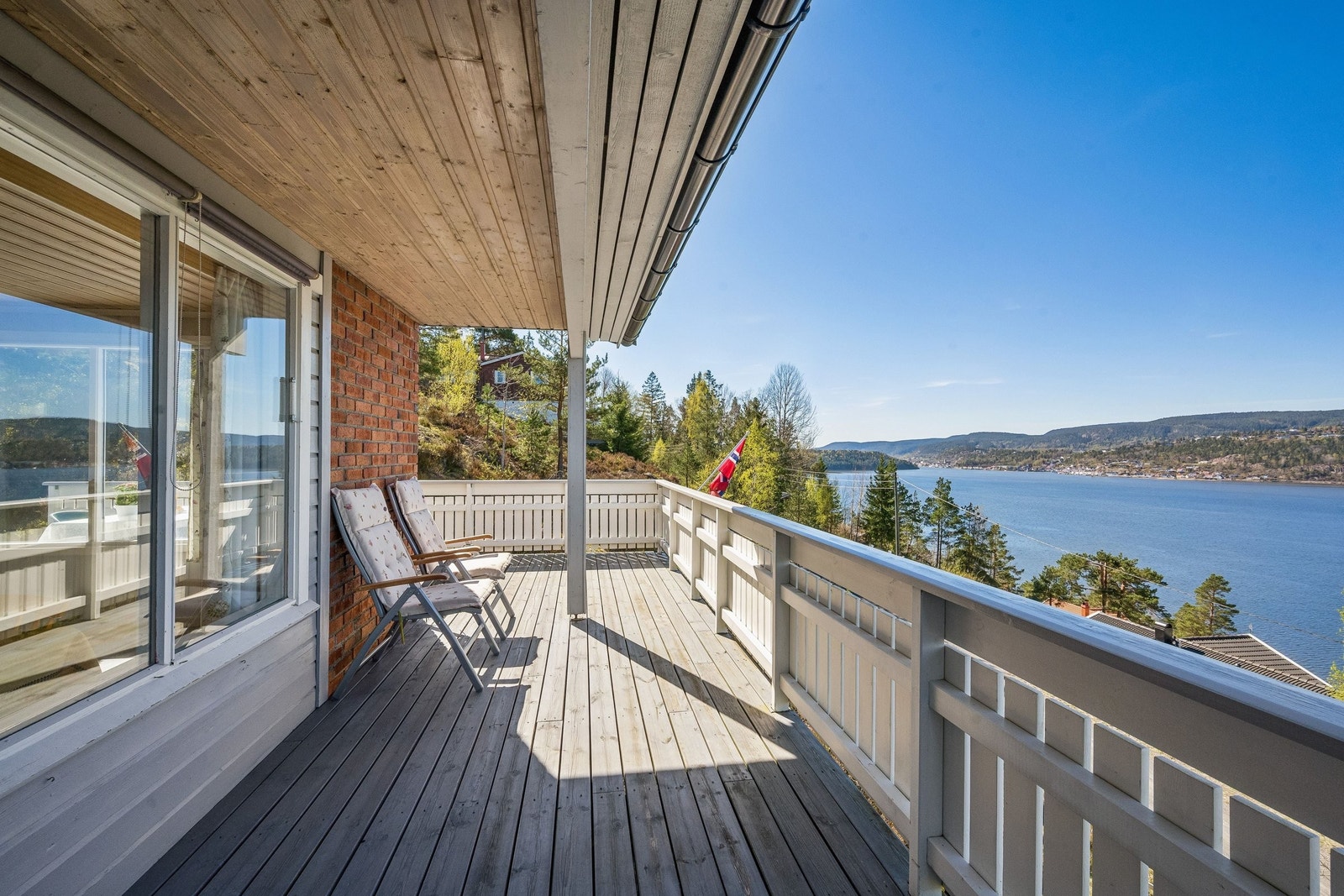 Flott utsikt fra verandaen ut mot Svelvik og Verket mot vest Galleribilde