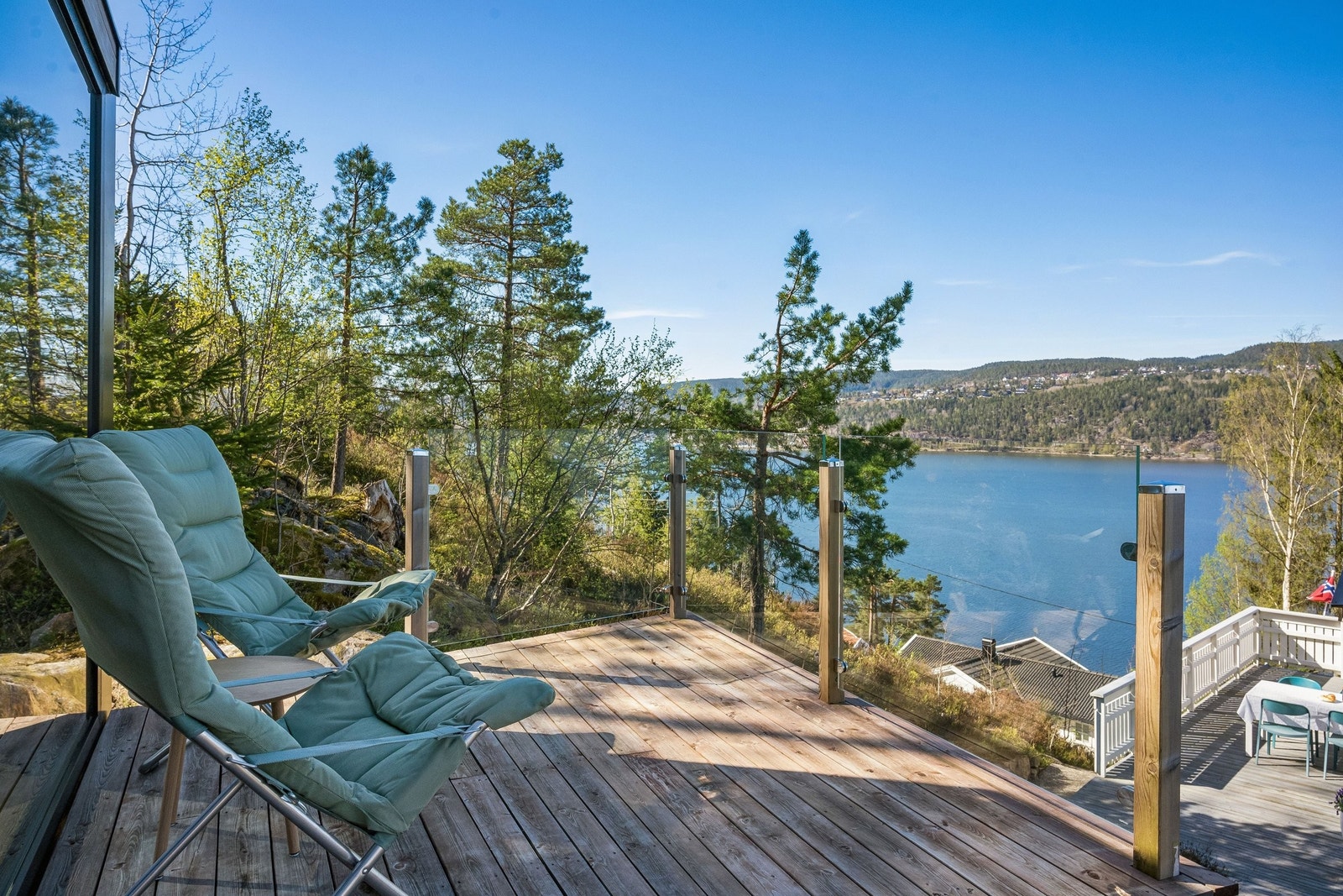 Annekset har egen veranda med glass-rekkverk som gir nydelig utsikt Galleribilde