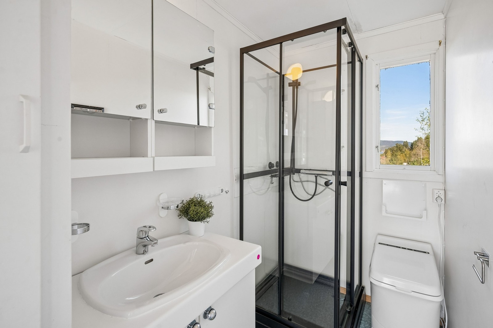 Badet har fasiliteter som dusj, forbrenningstoalett og servant i tillegg til skap for vaskeutstyr Galleribilde