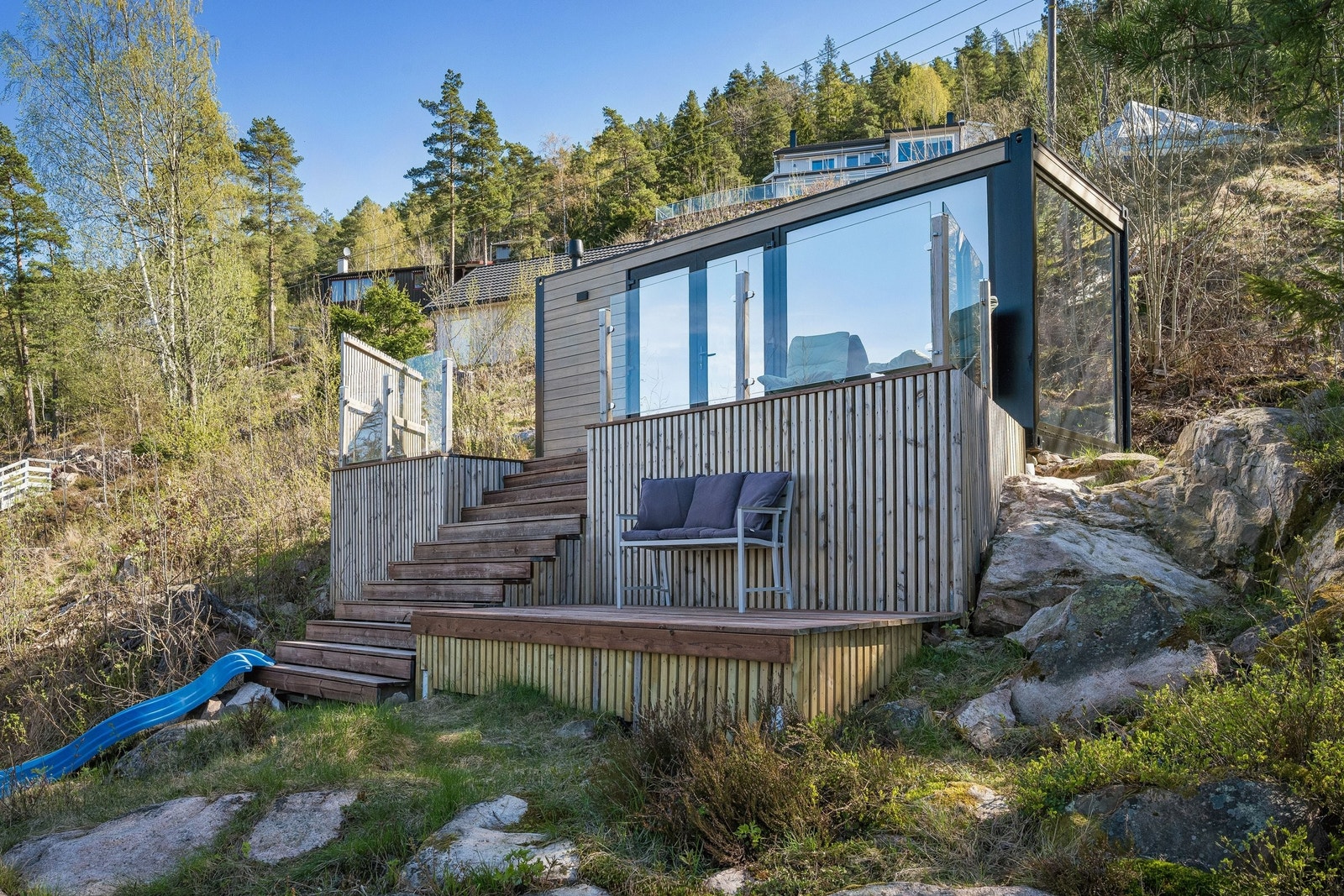 Annekset sett fra hytta. Vinduene har speilfolie som gir en svært kul effekt. Galleribilde