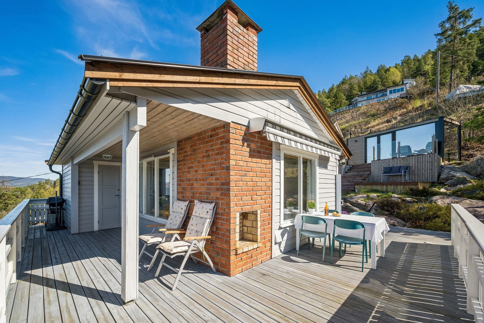 Både hytta og annekset har stor solrik terrasse med flott utsikt Galleribilde