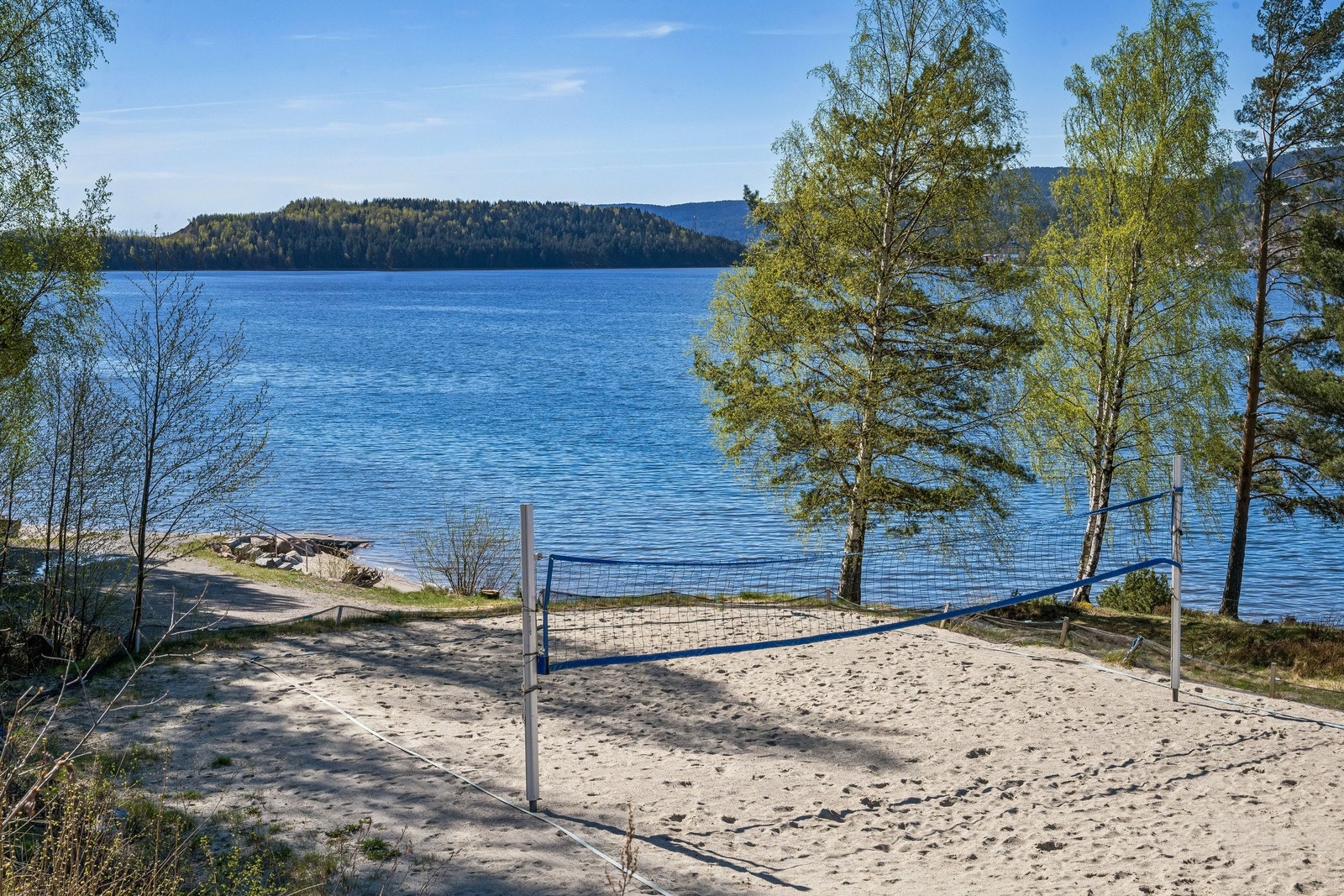 Velforeningen har flere fasiliteter i umiddelbar nærhet som sandstrand, sandvolleyballbane, fotballbane og badebrygge. Galleribilde