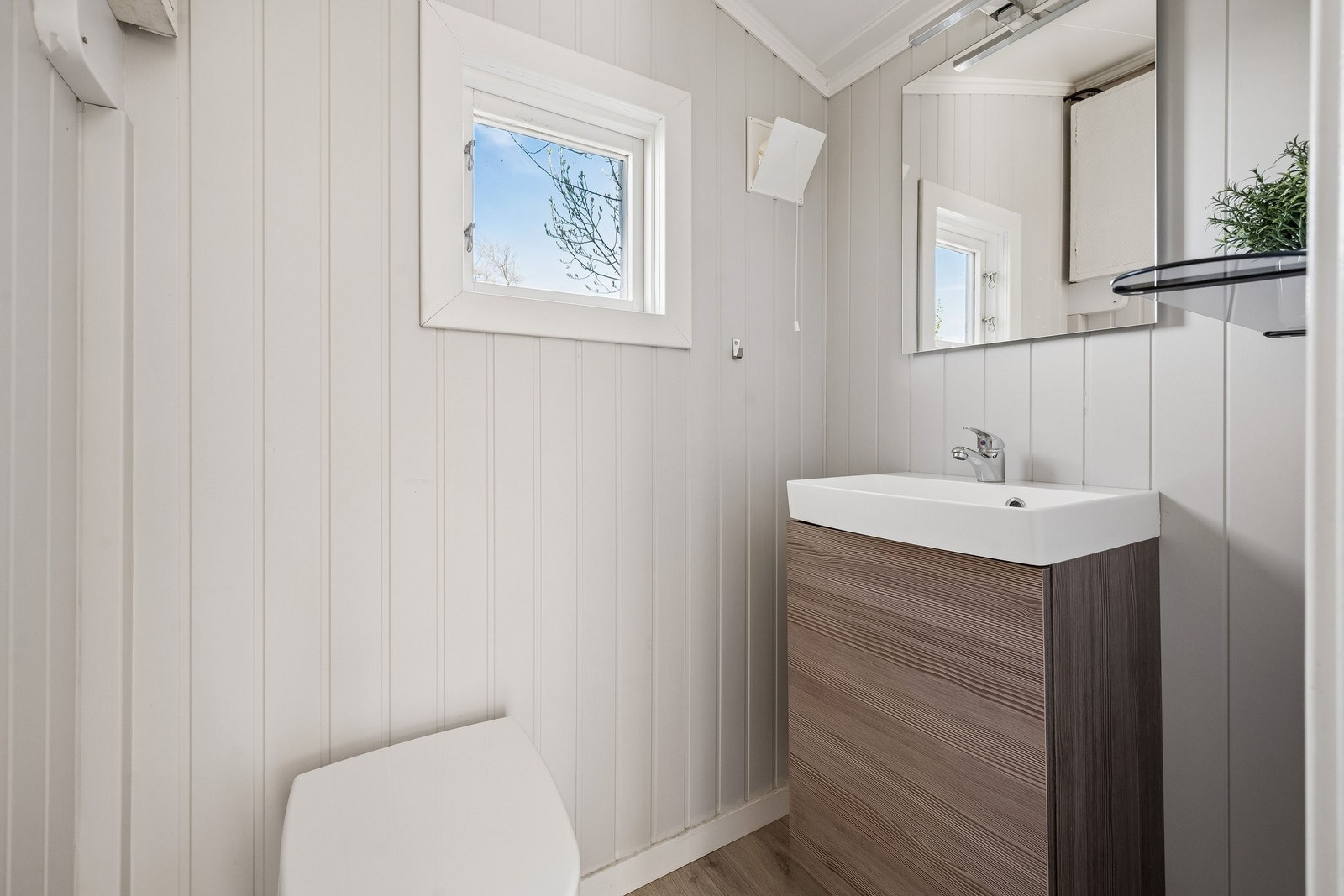 Toalettrommet har urinal og servant Galleribilde