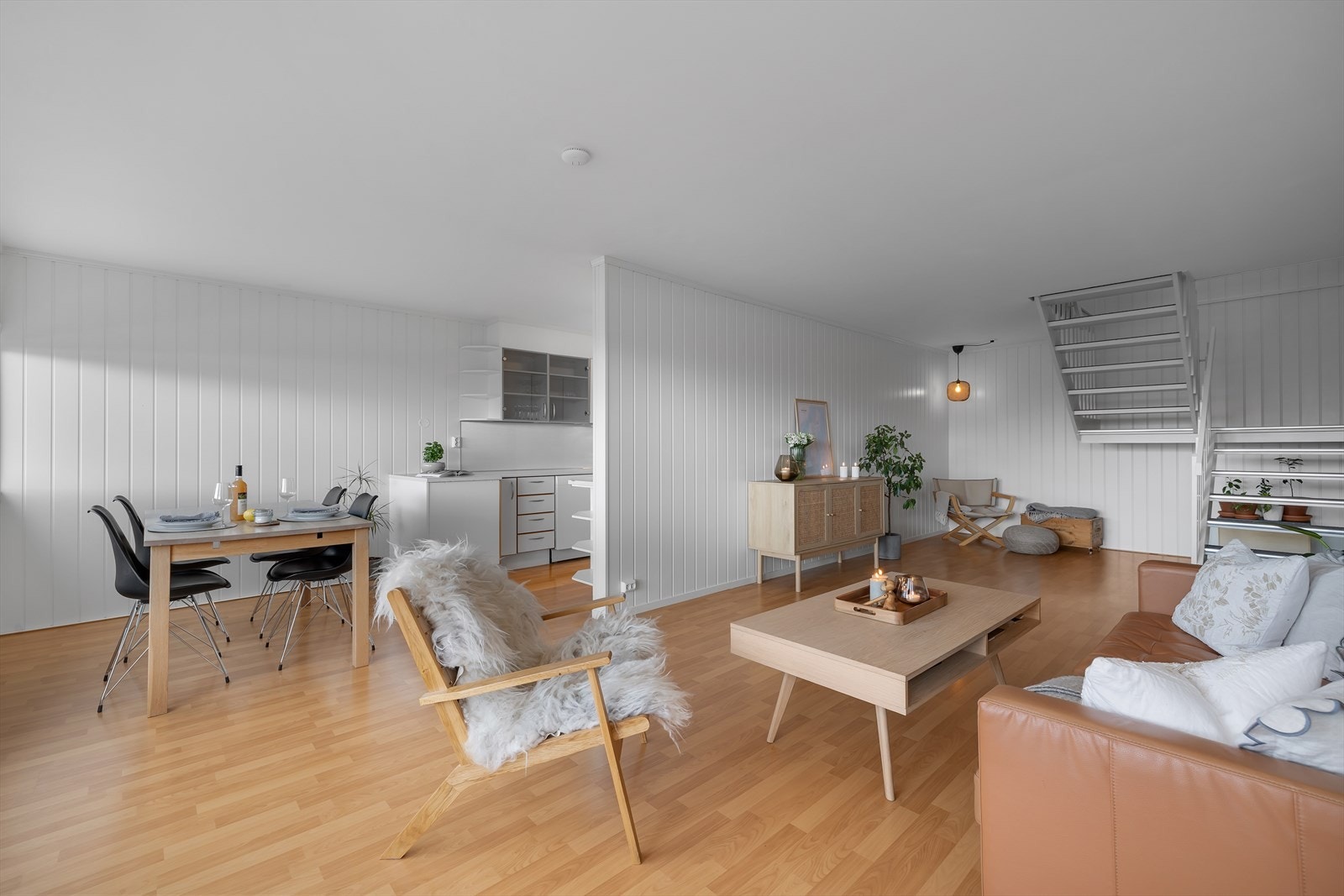 Spiseplassen faller naturlig inn mellom stue og kjøkken. Galleribilde