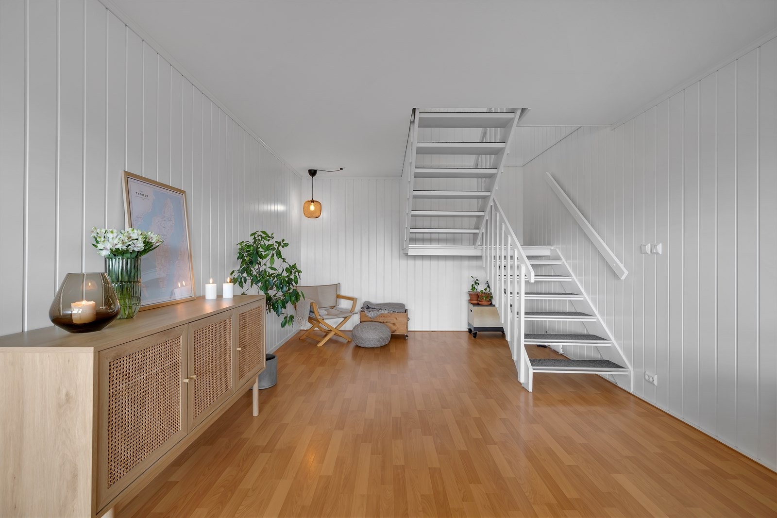 Boligen er innholdsrik og strekker seg over 2 plan. Galleribilde