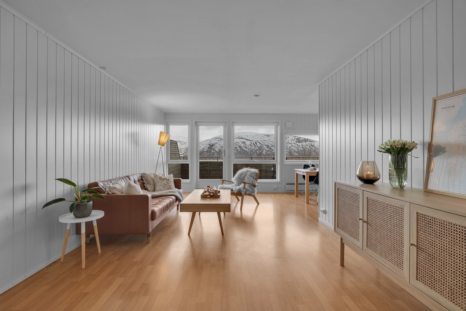 Utgang til stor balkong fra stuen. Galleribilde