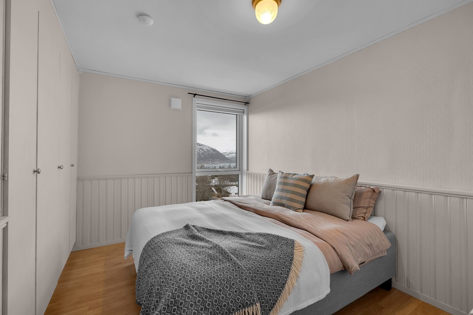 Soverom 1. Romslig og god med stor garderobe. Galleribilde