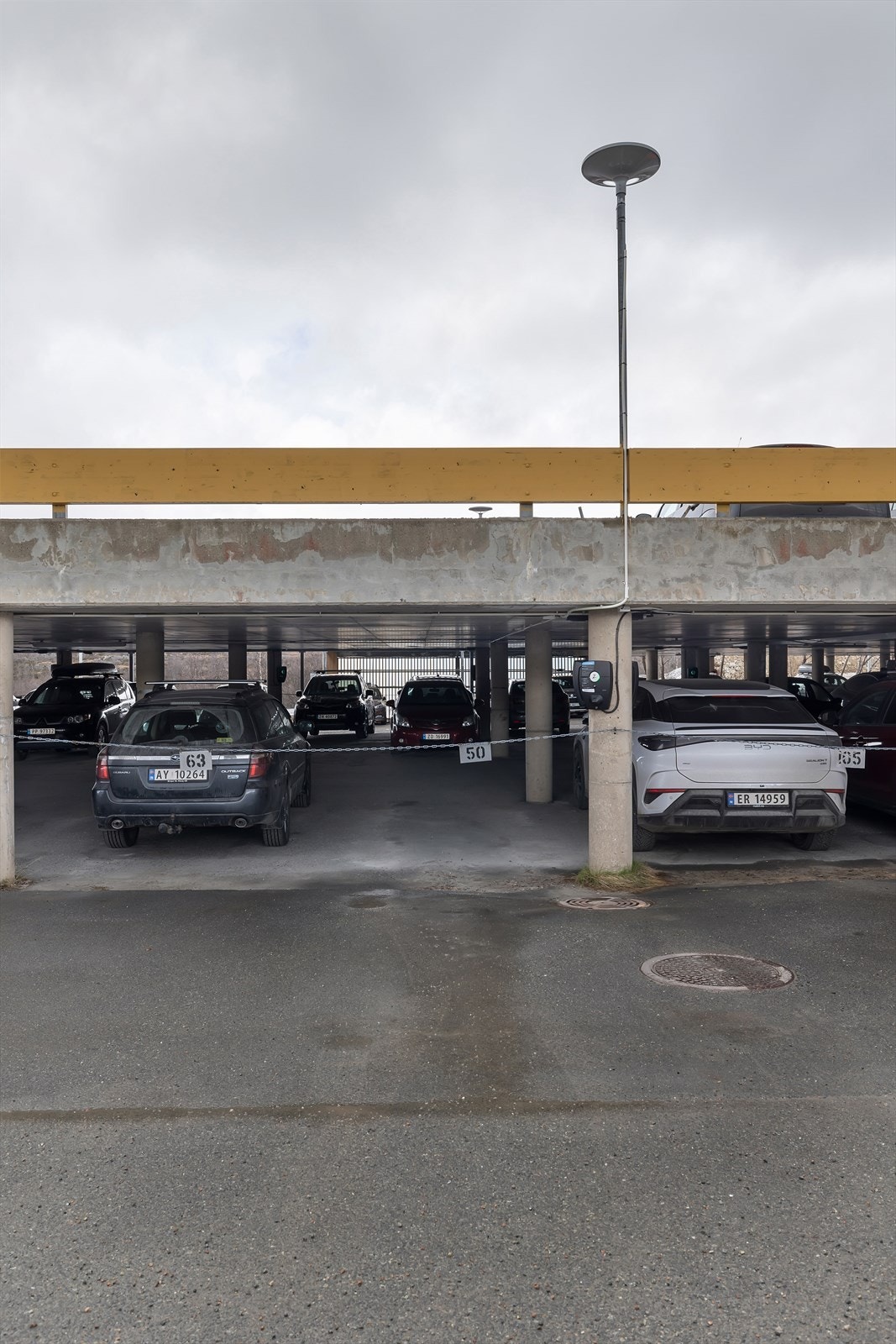 Fast parkeringsplass med elbillader. Galleribilde