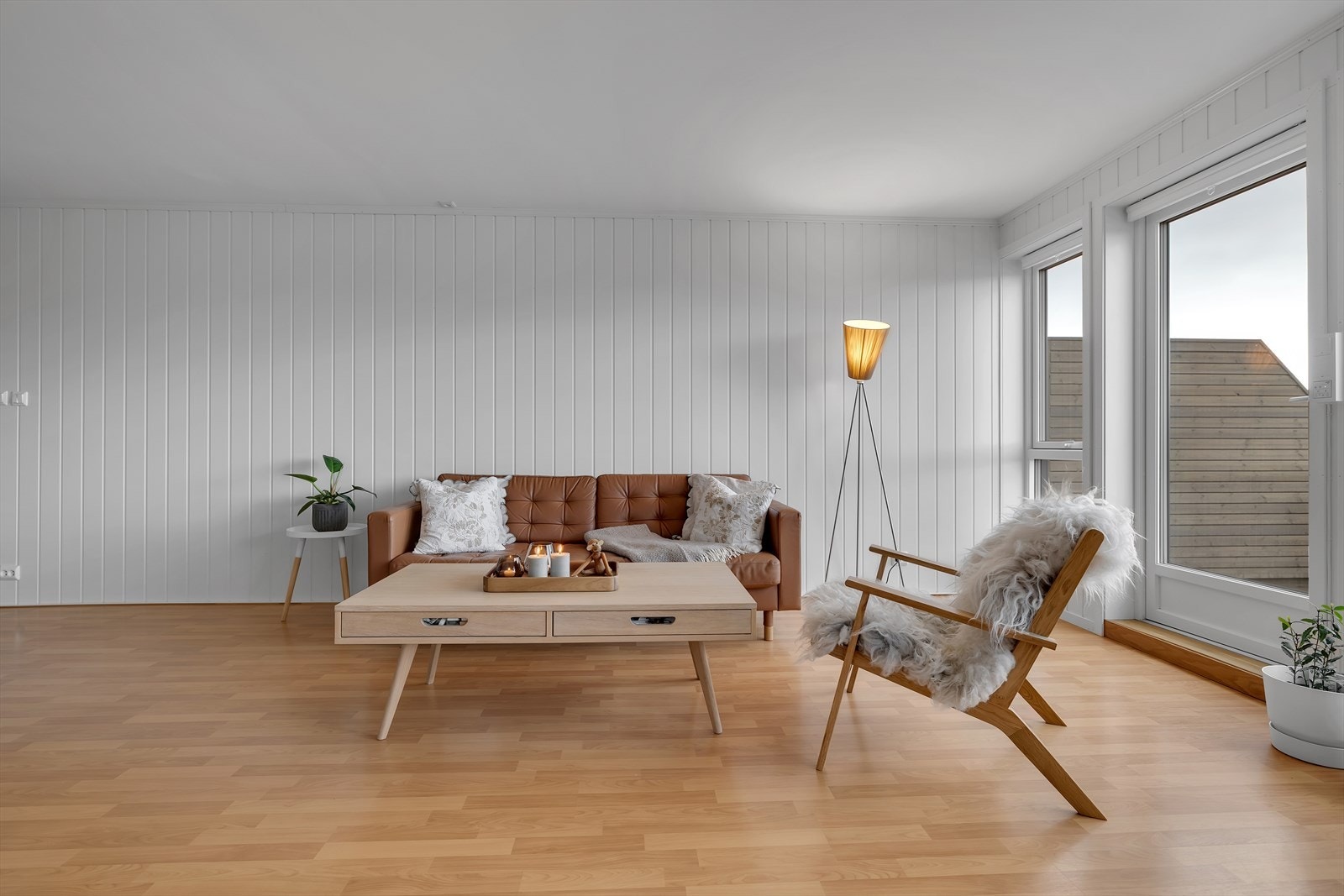Store vindusflater slipper inn rikelig med naturlig lys. Galleribilde