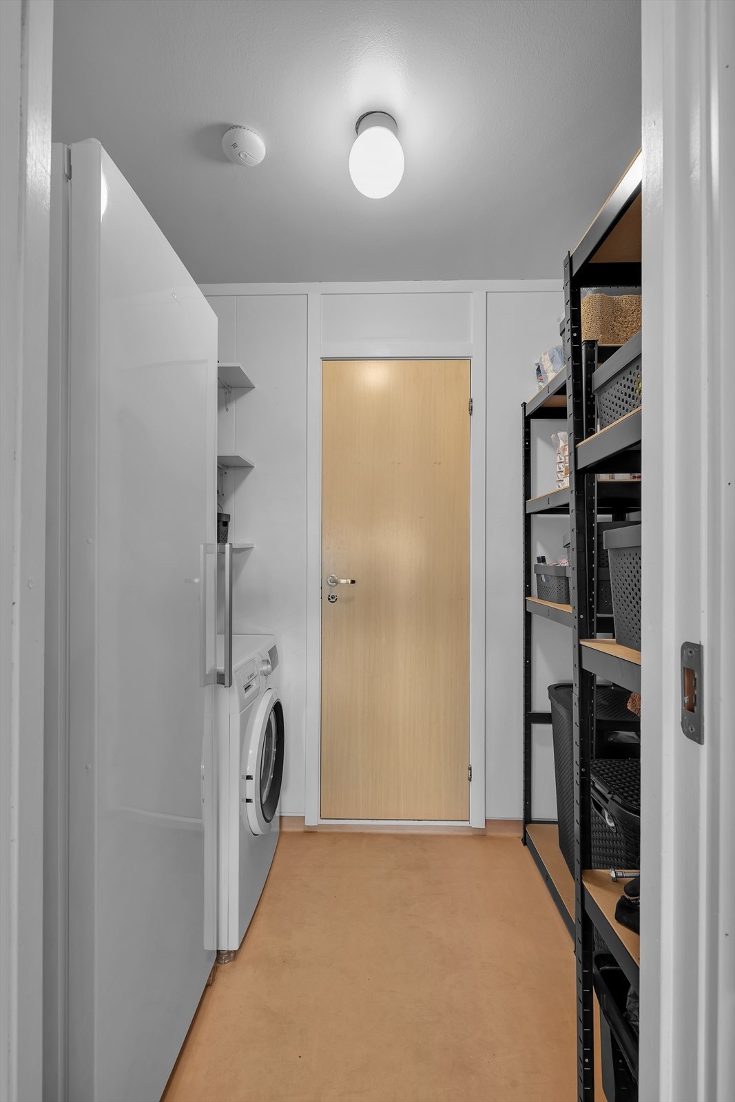 Praktisk vaskerom med bod bak. Galleribilde