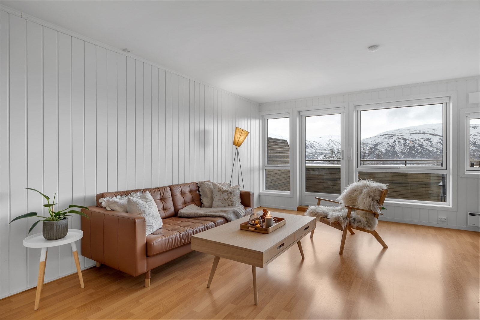 En attraktiv og stilfull 4-roms med parkering, rikelig bodplass, stor balkong og fantastisk utsikt i nyrenovert borettslag! Galleribilde
