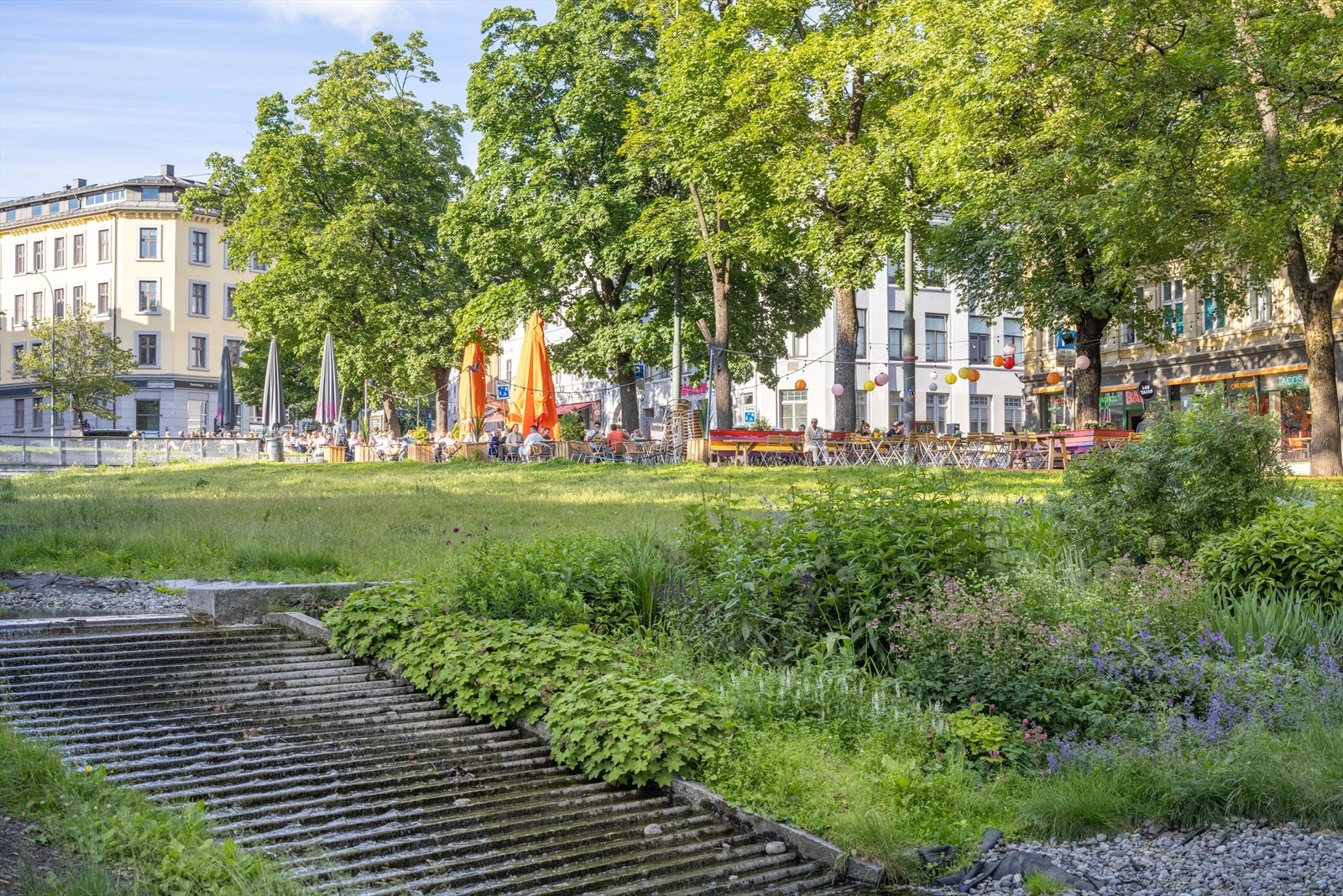 Flere populære uteserveringer på Alexander Kiellands plass og Kiellands Hus med gode servicetilbud. Galleribilde