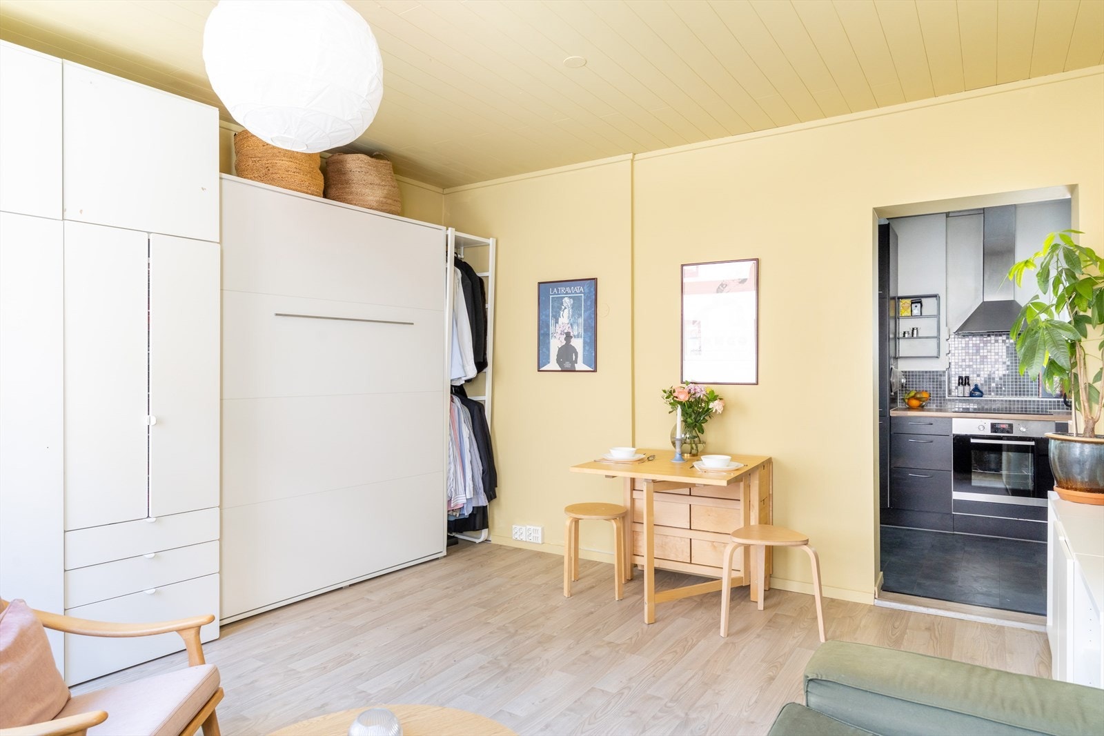 Stuen har en god romløsning som gir plass for sofagruppe, spisebord og oppbevaringsmøbler. Galleribilde