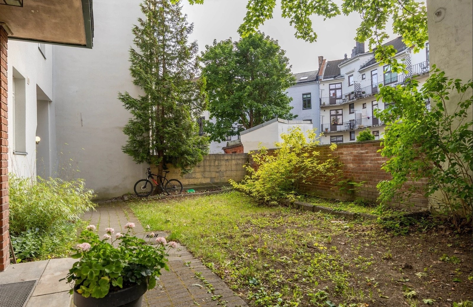 Sameiet har en skjermet bakgård med uteplass og sykkelparkering. Galleribilde