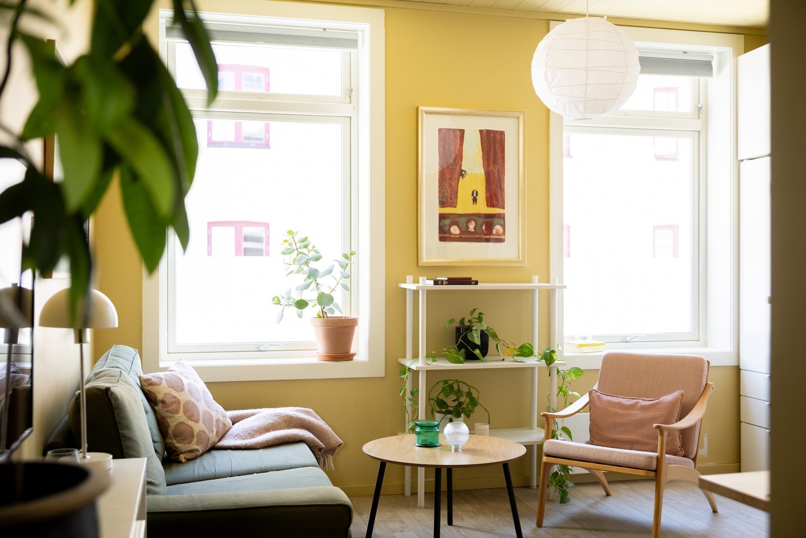 Store vinduer (fra 2019) som slipper inn masse naturlig sollys. Galleribilde