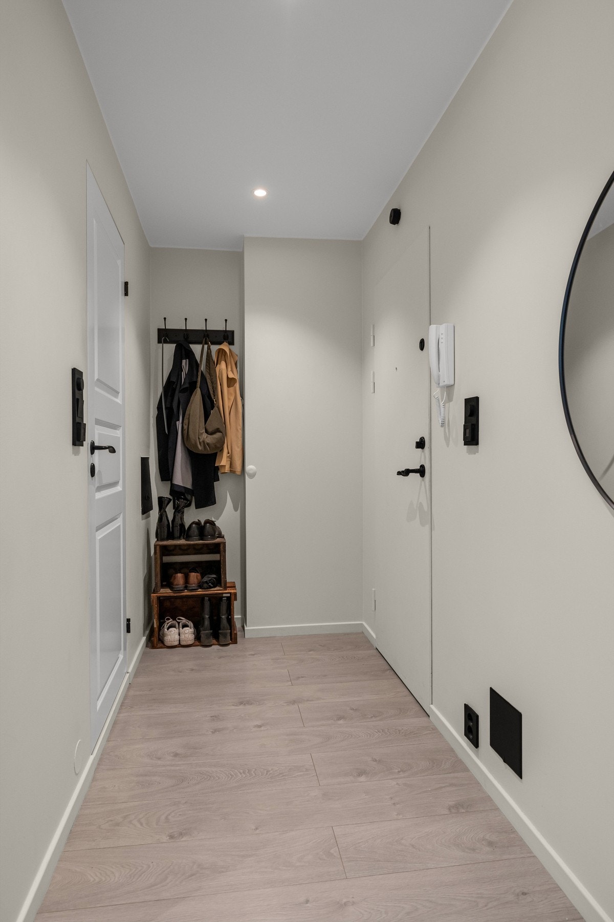Via entrè er det inngang til badet.
Her er det også plass til oppbevaring. Galleribilde