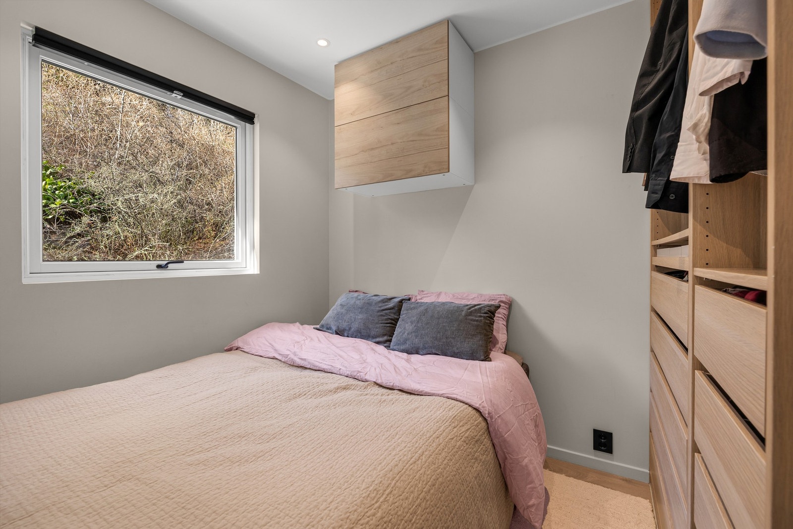 Sengen er 150 cm. bred Galleribilde